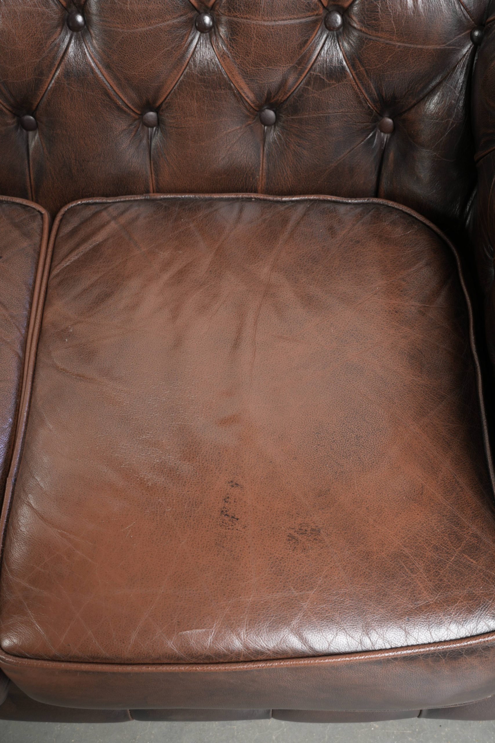 Bruine rundleren chesterfield 3 zits bank in Engelse stijl met mooie details - Afbeelding 5