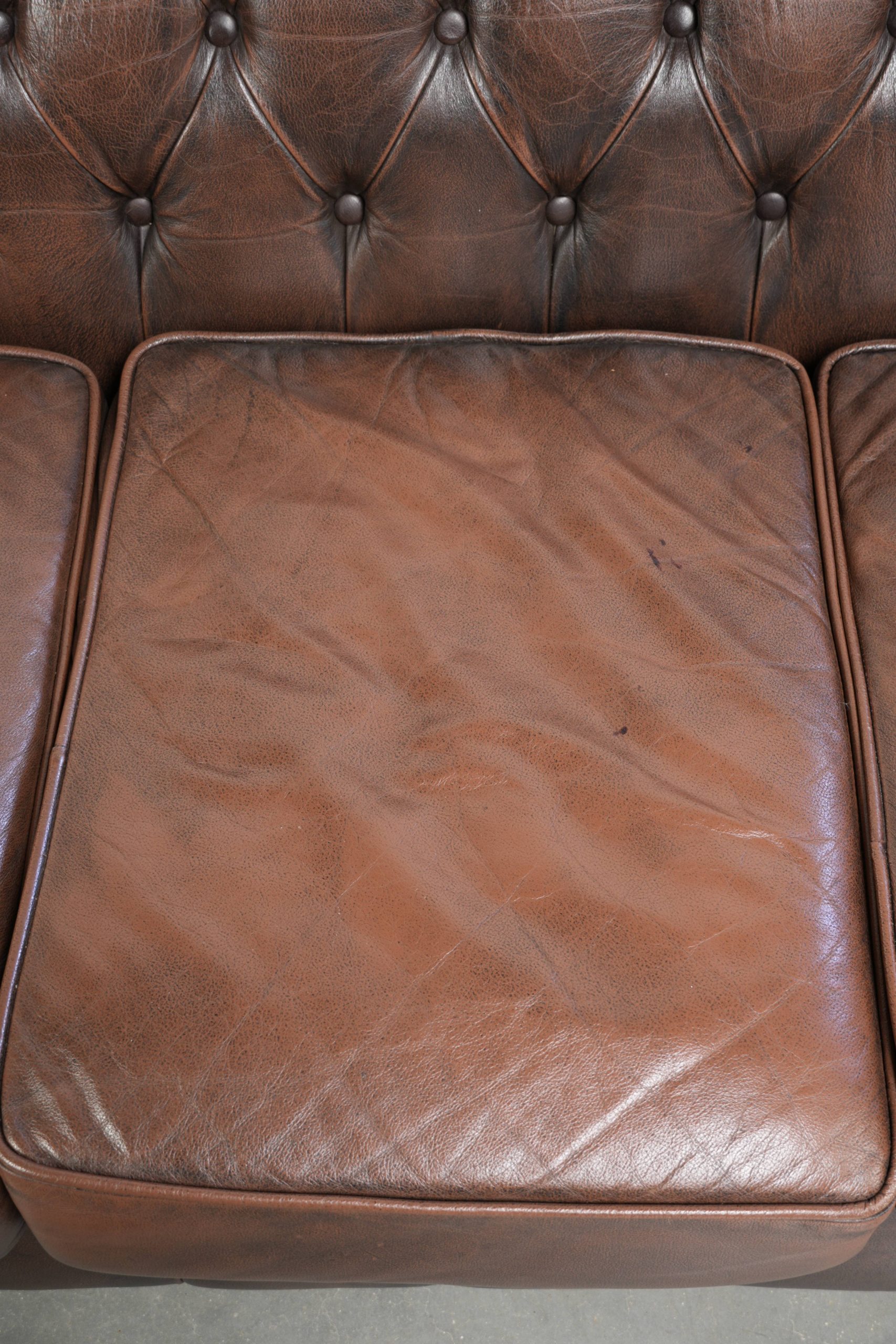 Bruine rundleren chesterfield 3 zits bank in Engelse stijl met mooie details - Afbeelding 6