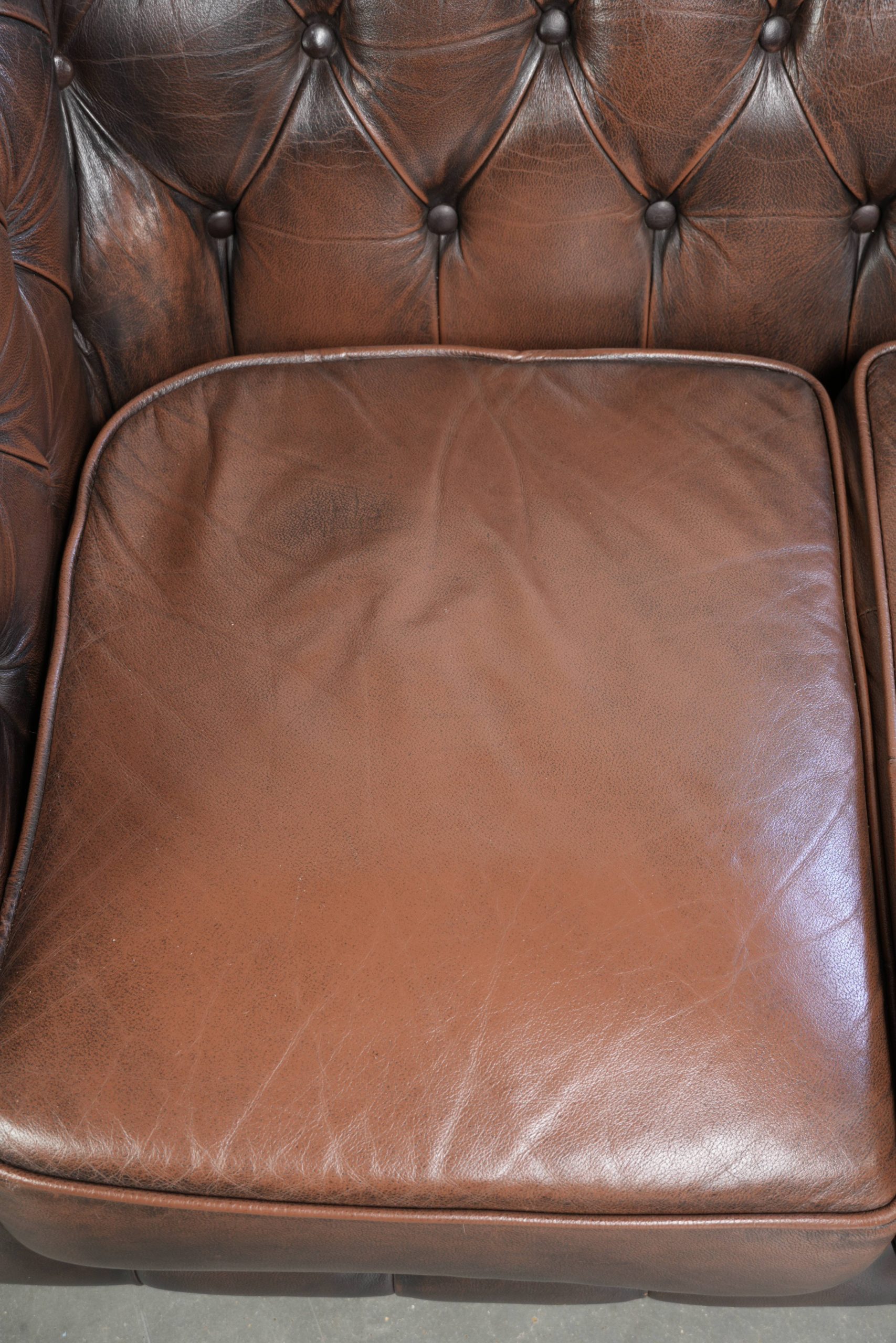 Bruine rundleren chesterfield 3 zits bank in Engelse stijl met mooie details - Afbeelding 7