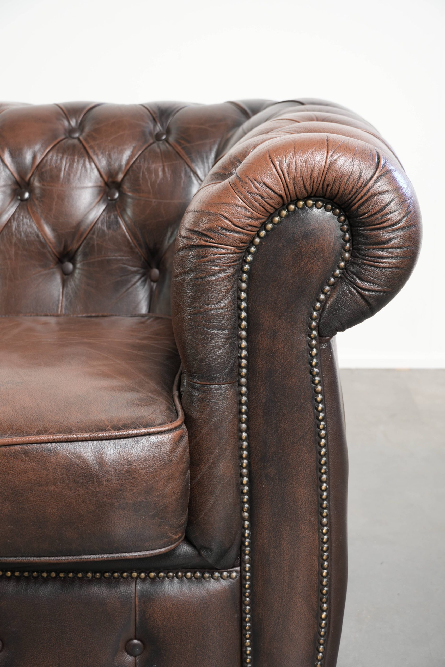 Bruine rundleren chesterfield 3 zits bank in Engelse stijl met mooie details - Afbeelding 8