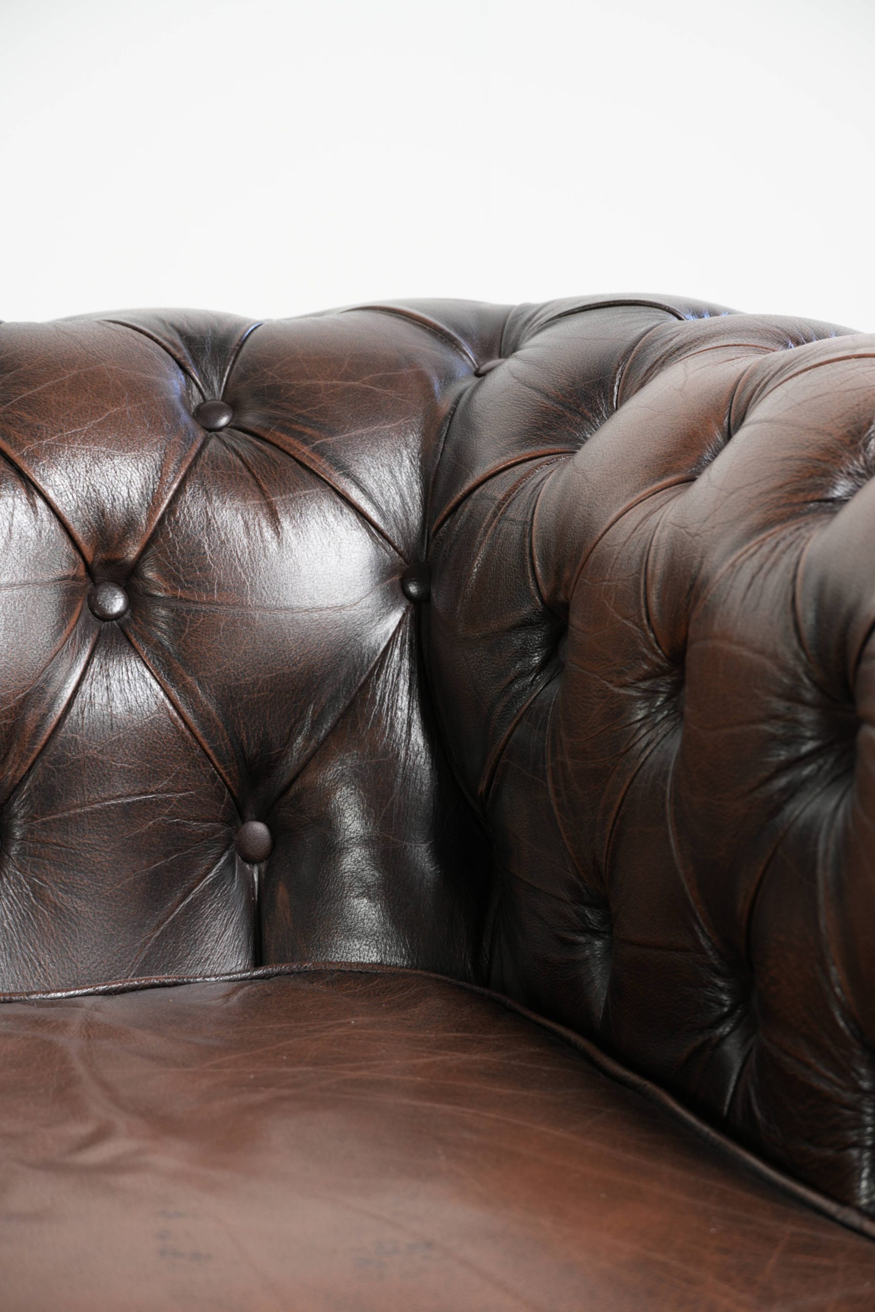 Bruine rundleren chesterfield 3 zits bank in Engelse stijl met mooie details - Afbeelding 9