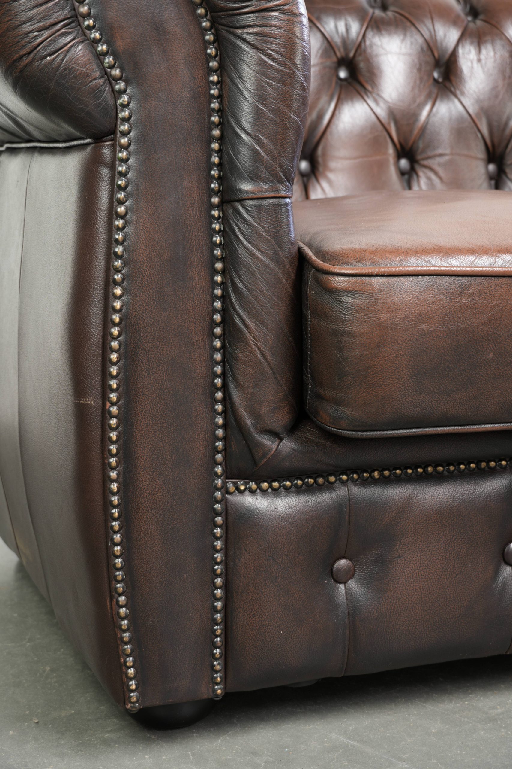 Bruine rundleren chesterfield 3 zits bank in Engelse stijl met mooie details - Afbeelding 10