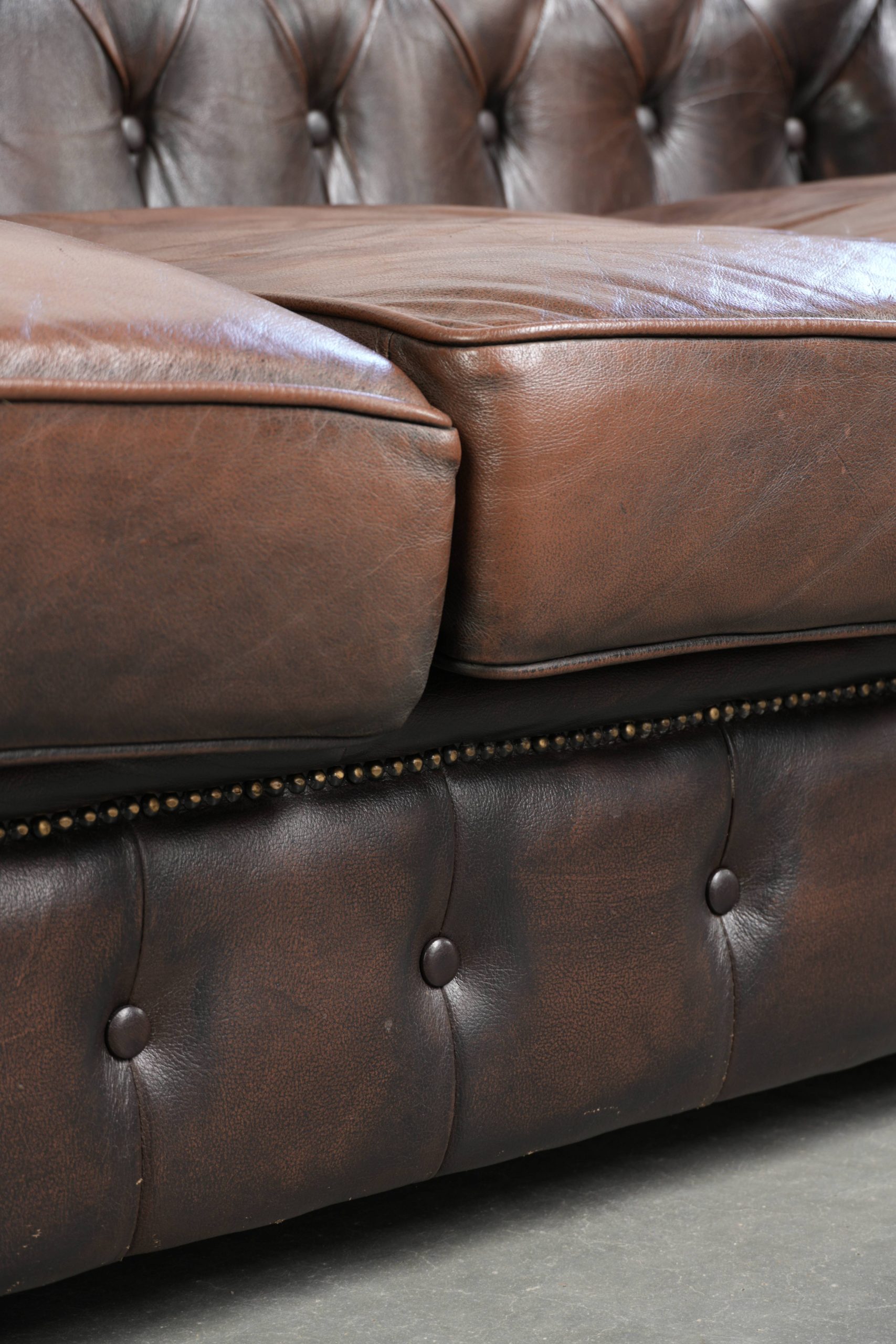 Bruine rundleren chesterfield 3 zits bank in Engelse stijl met mooie details - Afbeelding 11
