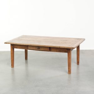 Mooie antieke pinewood salontafel met een lade, mooi patina en een karaktervolle landelijke uitstraling