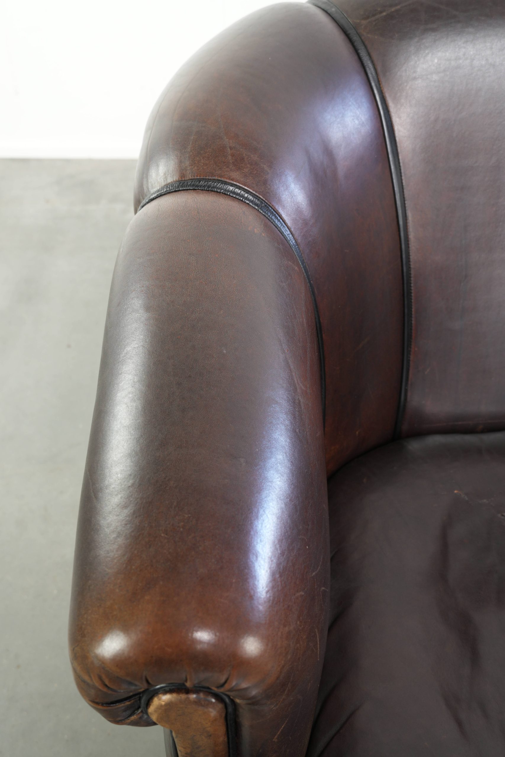 Donkere schapenleren clubfauteuil met een unieke vormgeving en een begeerlijk patina in Engelse stijl - Afbeelding 7