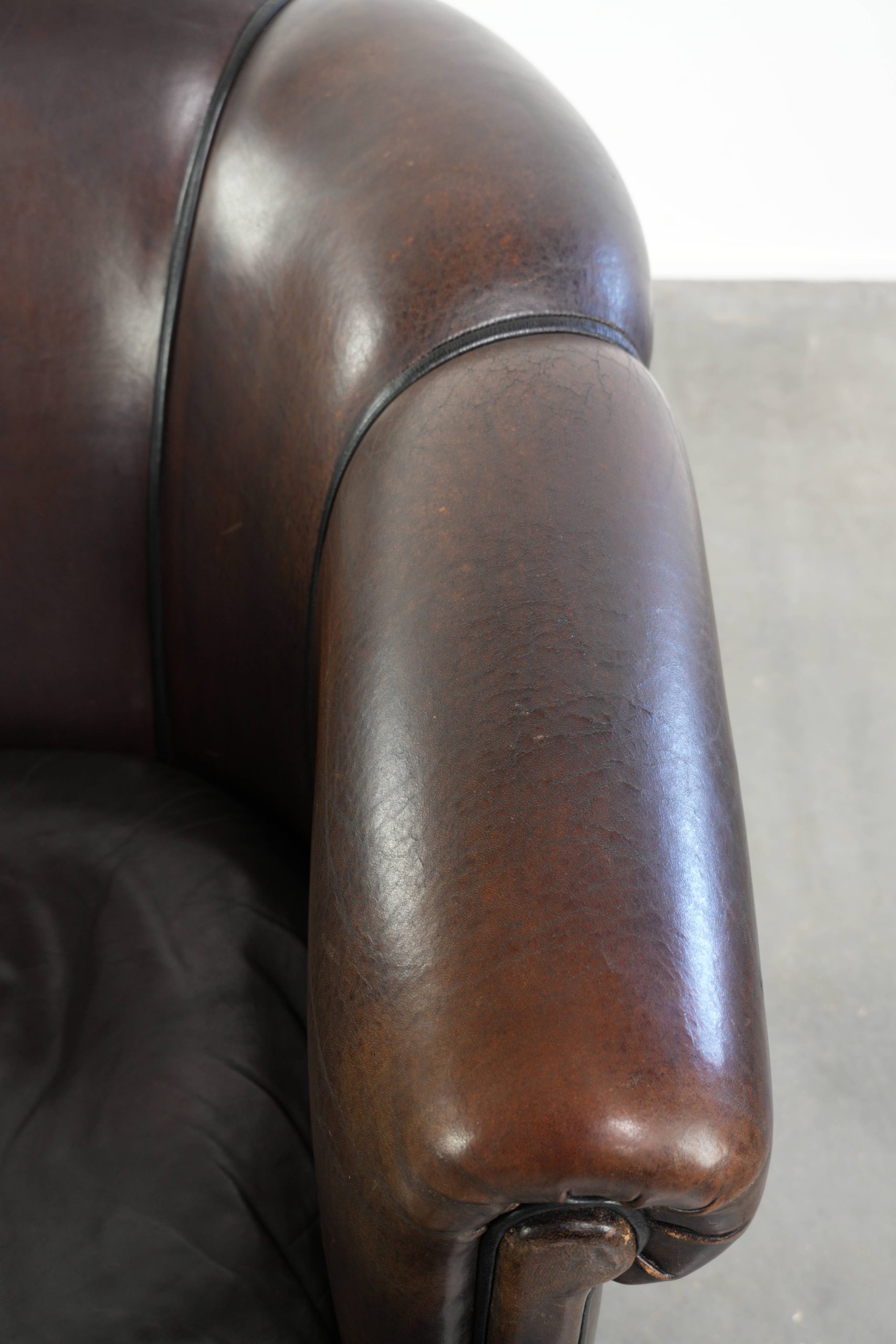 Prachtige set van een schapenleren bankstel samen met zijn bijpassende clubfauteuil met een luxe voorkomen - Afbeelding 8