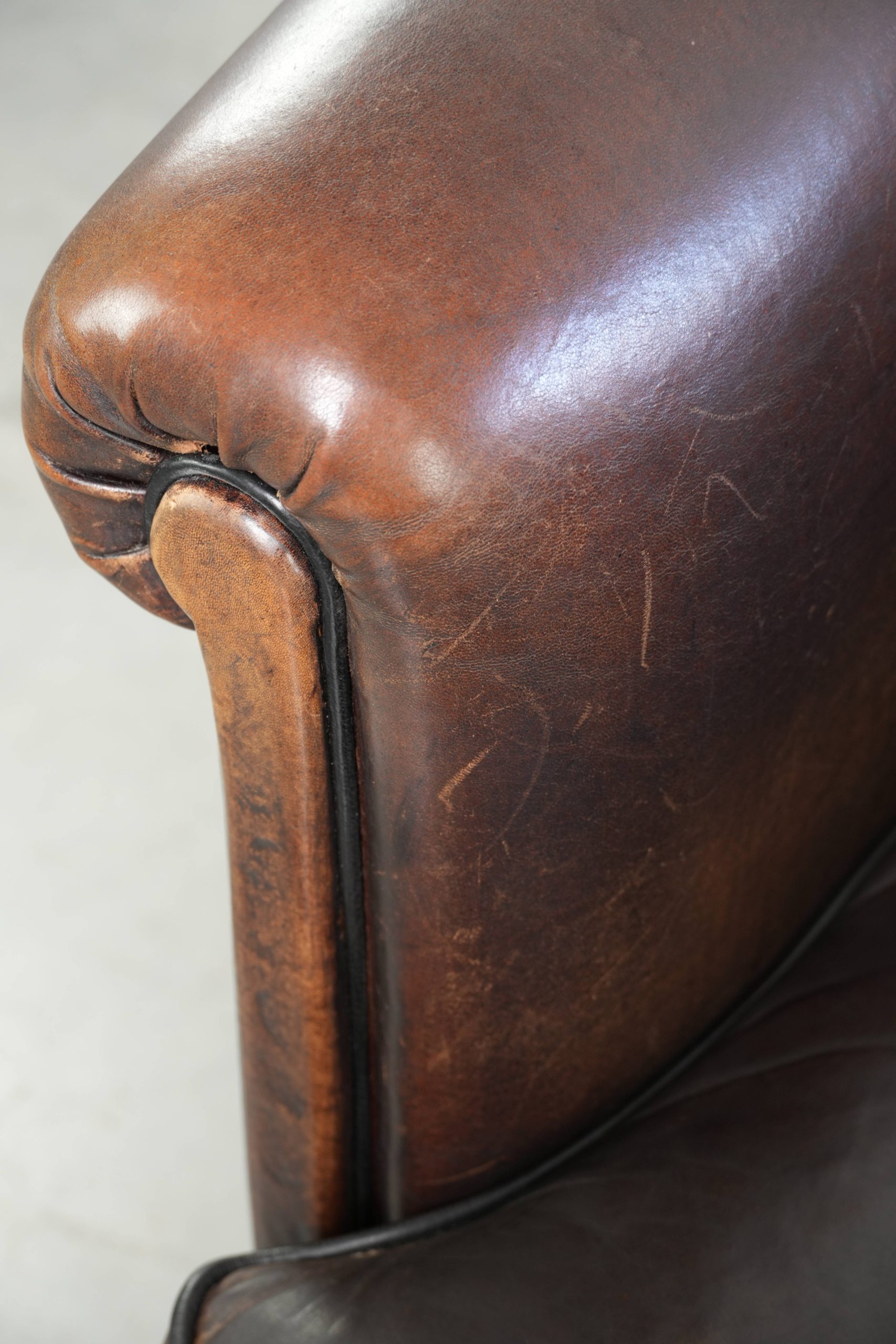 Donkere schapenleren clubfauteuil met een unieke vormgeving en een begeerlijk patina in Engelse stijl - Afbeelding 9
