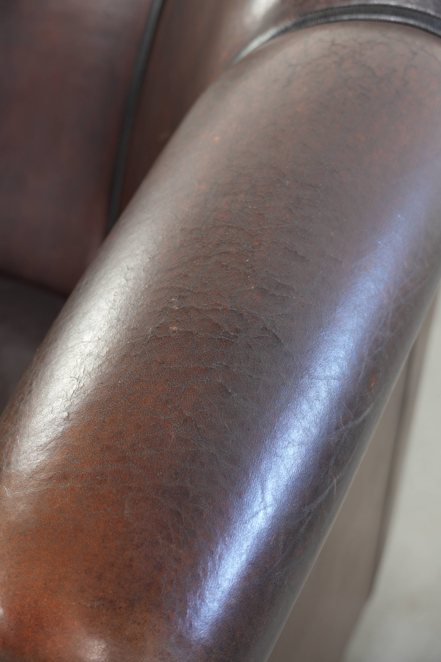 Donkere schapenleren clubfauteuil met een unieke vormgeving en een begeerlijk patina in Engelse stijl - Afbeelding 12