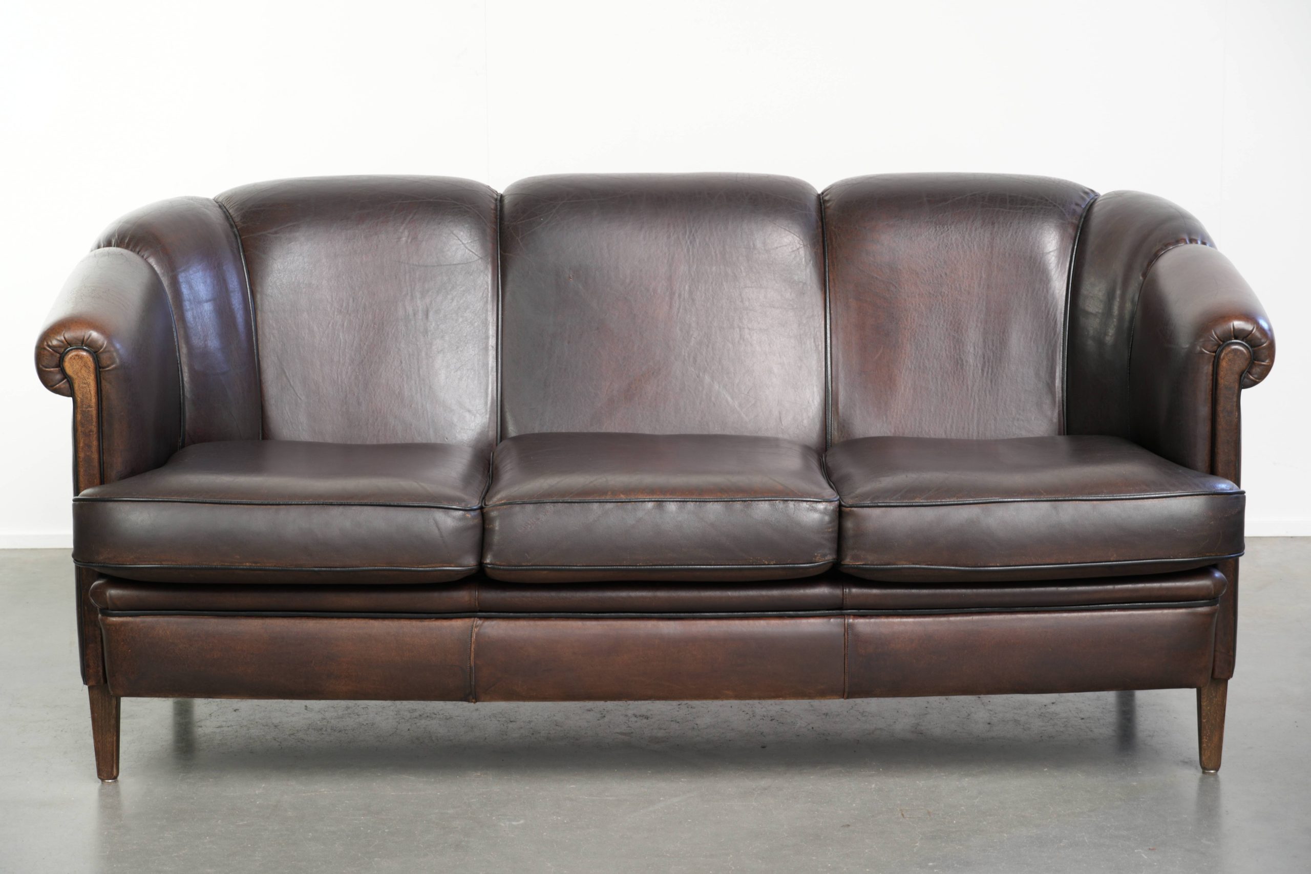 Prachtige set van een schapenleren bankstel samen met zijn bijpassende clubfauteuil met een luxe voorkomen - Afbeelding 11