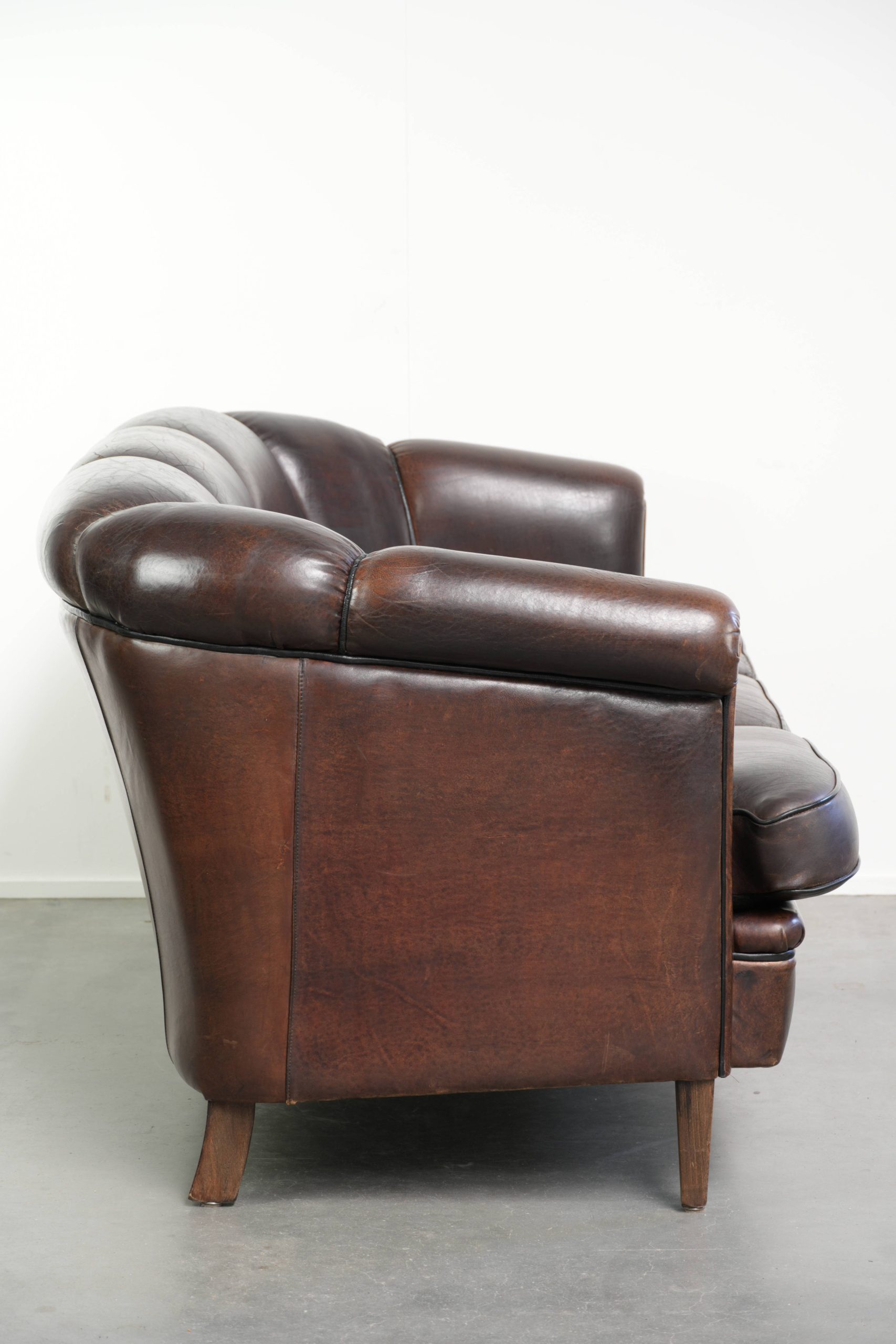 Prachtige set van een schapenleren bankstel samen met zijn bijpassende clubfauteuil met een luxe voorkomen - Afbeelding 12