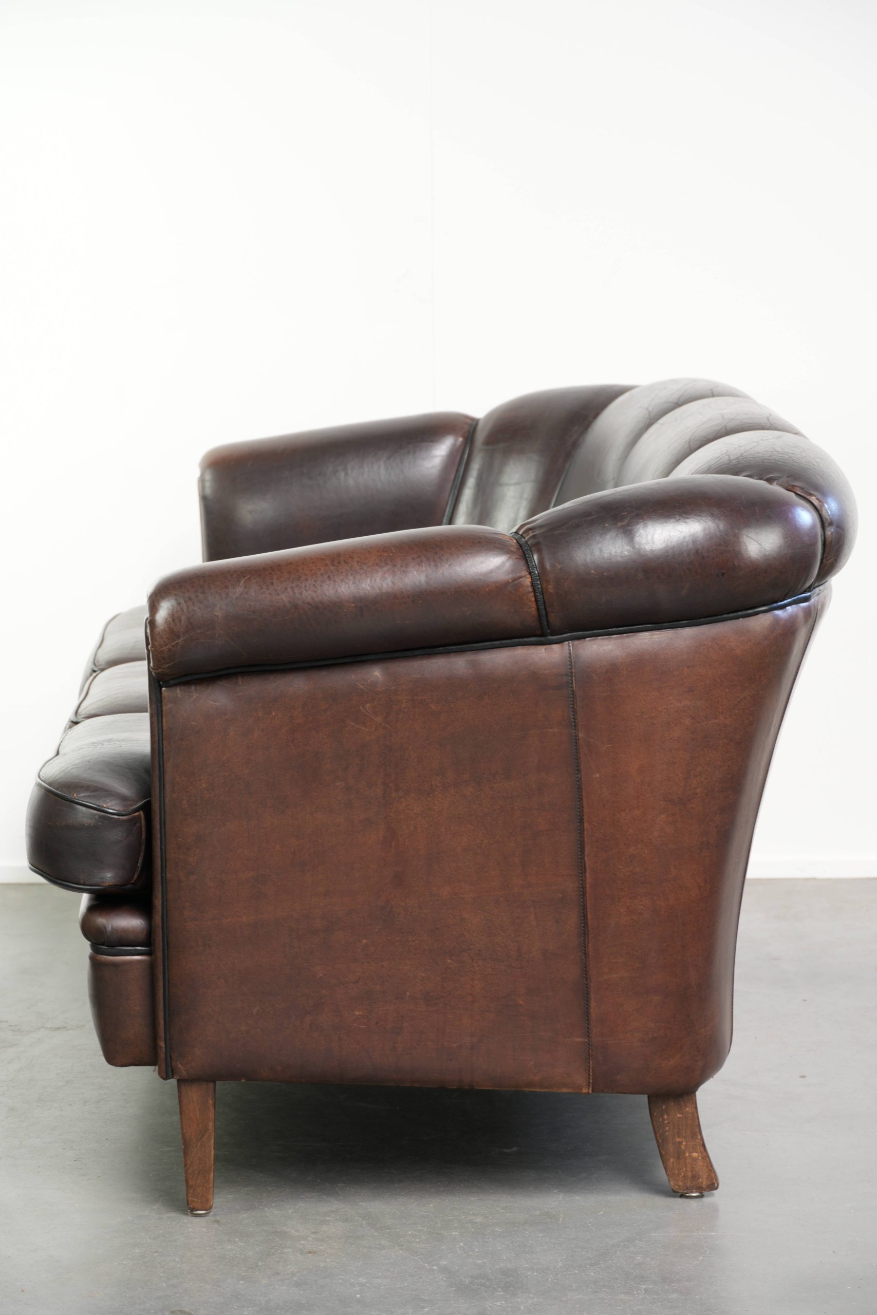 Prachtige set van een schapenleren bankstel samen met zijn bijpassende clubfauteuil met een luxe voorkomen - Afbeelding 14