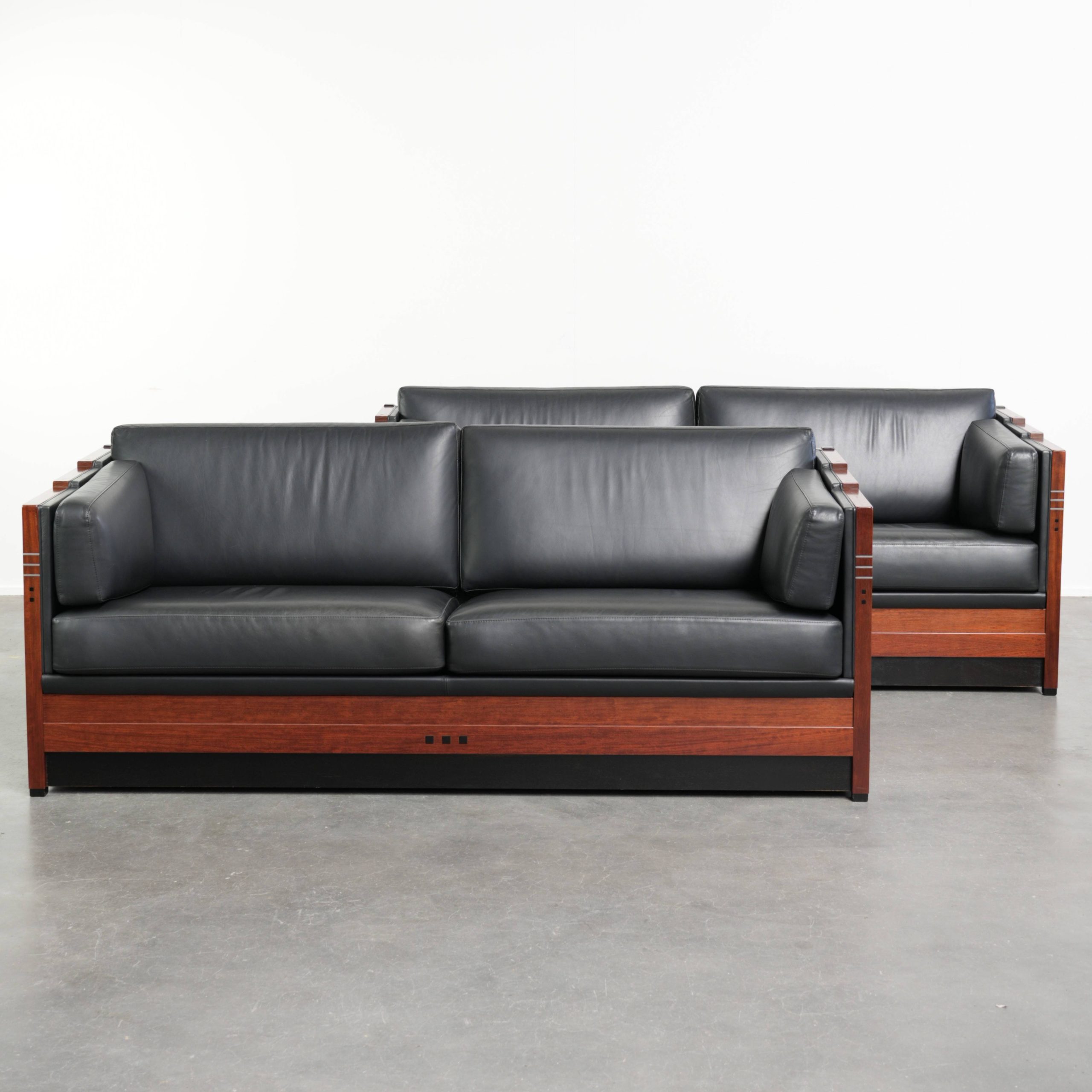 Luxe set van 2 zwarte rundleren en houten Schuitema Art Deco design 3 zits banken van topkwaliteit