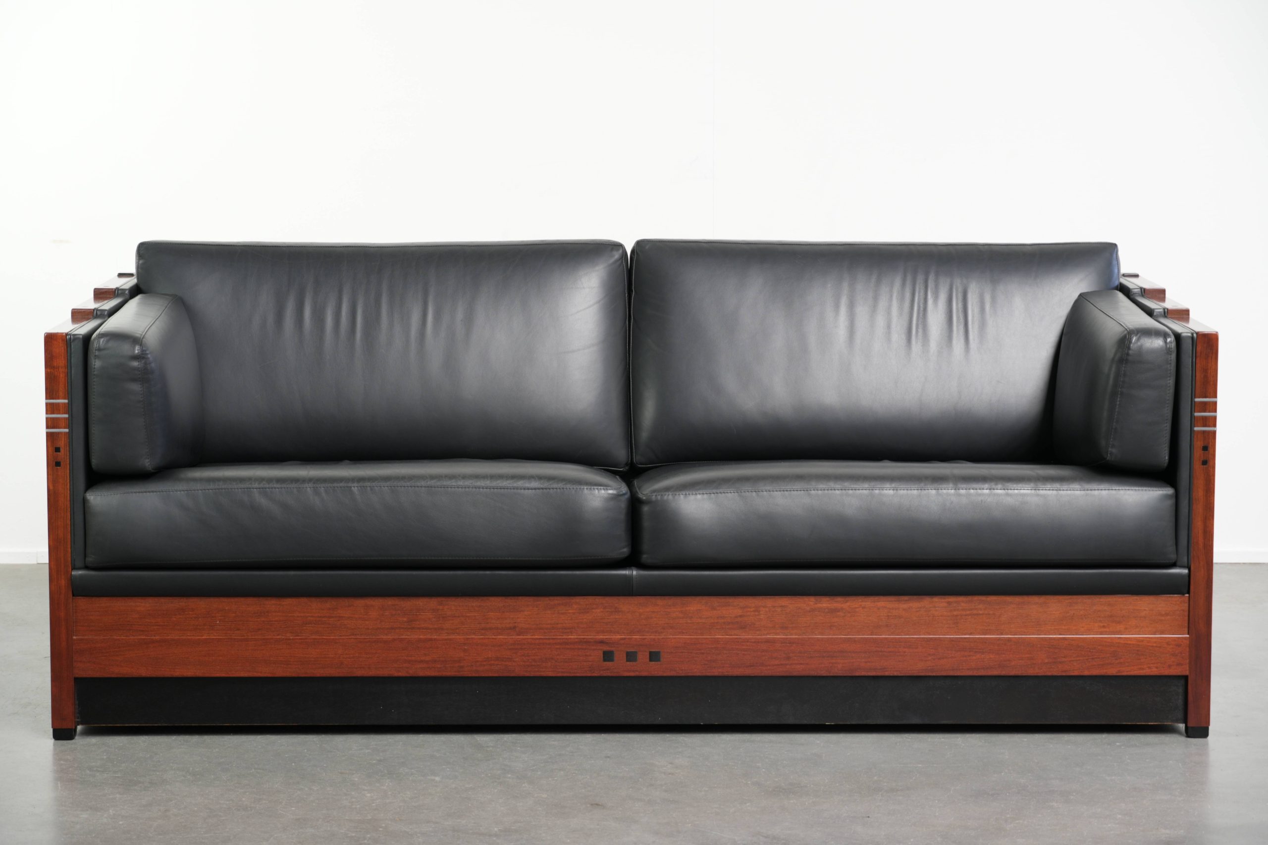 Luxe set van 2 zwarte rundleren en houten Schuitema Art Deco design 3 zits banken van topkwaliteit - Afbeelding 2