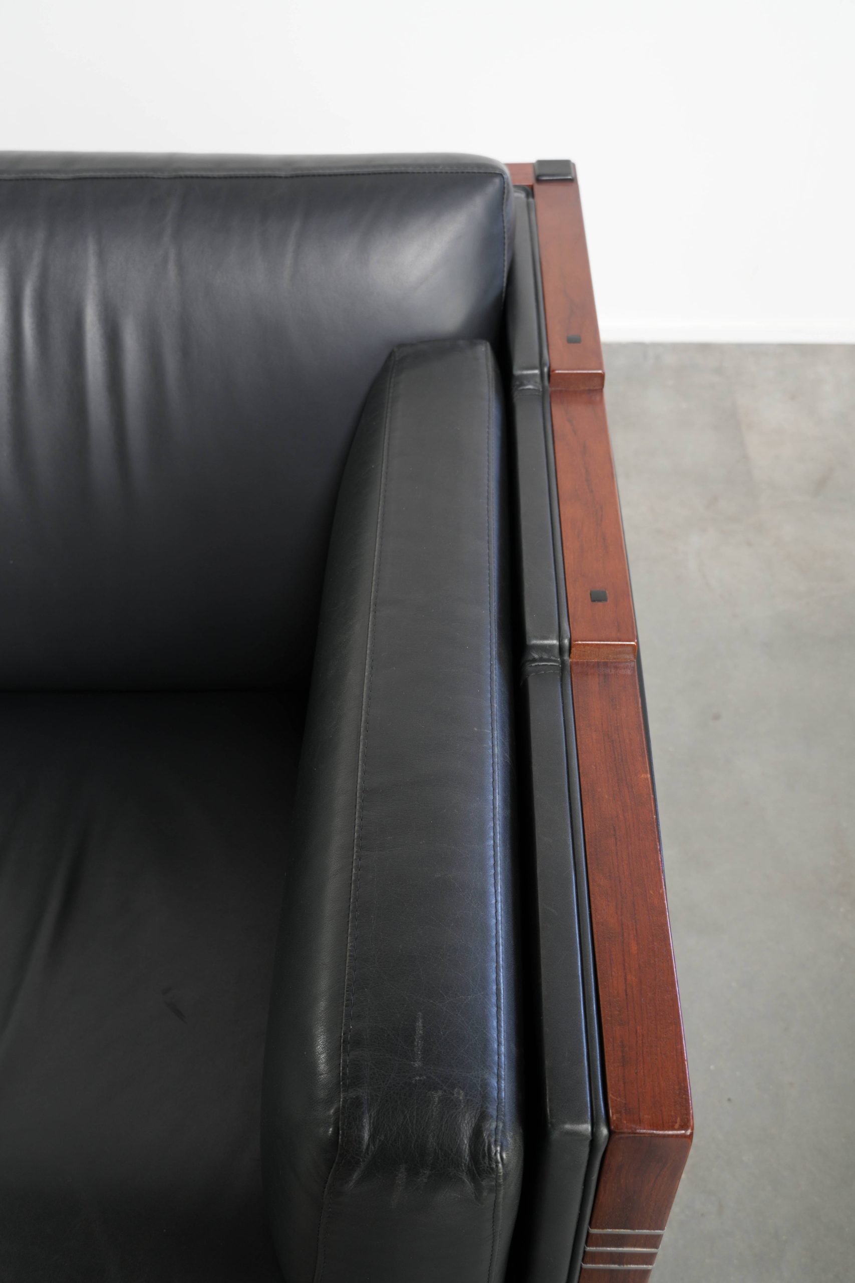 Luxe set van 2 zwarte rundleren en houten Schuitema Art Deco design 3 zits banken van topkwaliteit - Afbeelding 9