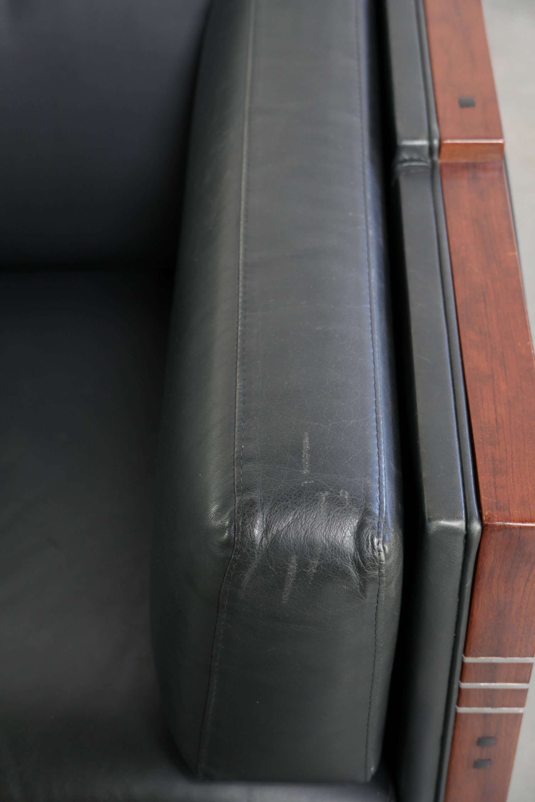 Luxe set van 2 zwarte rundleren en houten Schuitema Art Deco design 3 zits banken van topkwaliteit - Afbeelding 10