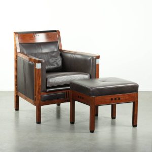 Luxe Schuitema Art Deco design set bestaande uit een fauteuil en hocker uit de Decoforma serie in chocolade bruin rundleer
