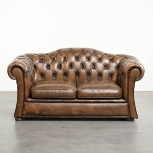 Tijdloze en mooie Engelse rundleren chesterfield 2 zits bank in een luxe kleur