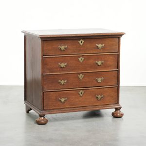 Zeer mooie antieke Engelse 17e eeuwse eikenhouten commode/ ladekast met origineel beslag en bolpoten