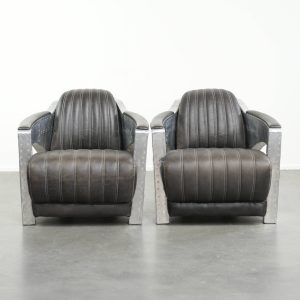 Set van 2 stoere industriële zwart rundleren Aviator design fauteuils/ armchairs met aluminium en popnagels