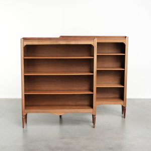 Set van twee subtiele antieke Engelse boekenkasten/ legkasten uit eind 19e eeuw met een mooie uitstraling