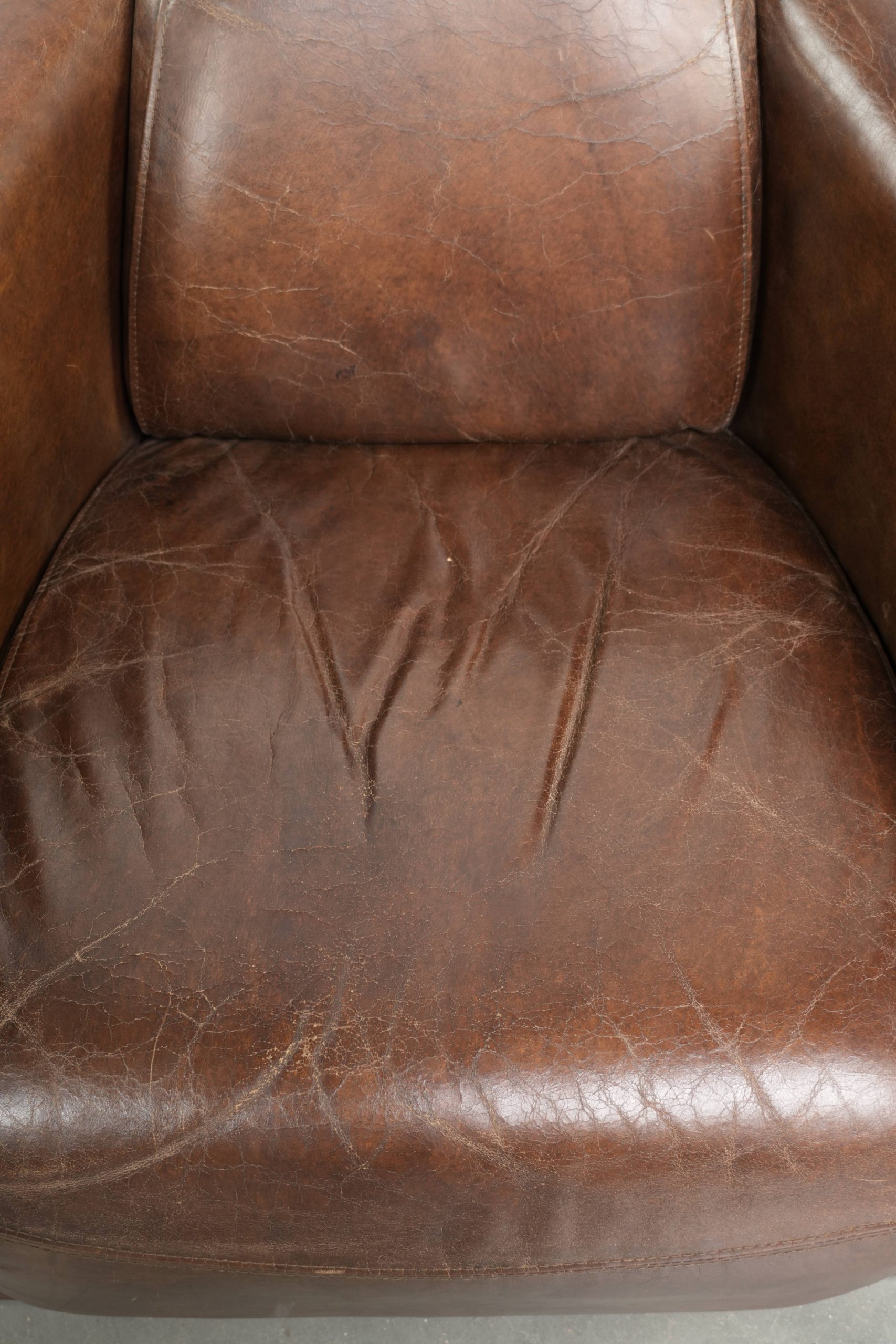 Karaktervolle en stoere donker cognac bruine rundleren Aviator design fauteuil/ armchair met een interessante vorm - Afbeelding 6