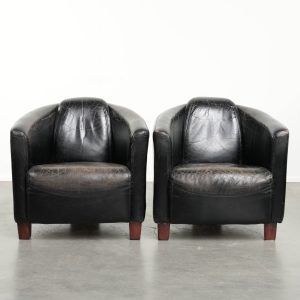 Set van twee stoere zwarte vintage rundleren Aviator design fauteuils met een karaktervolle uitstraling