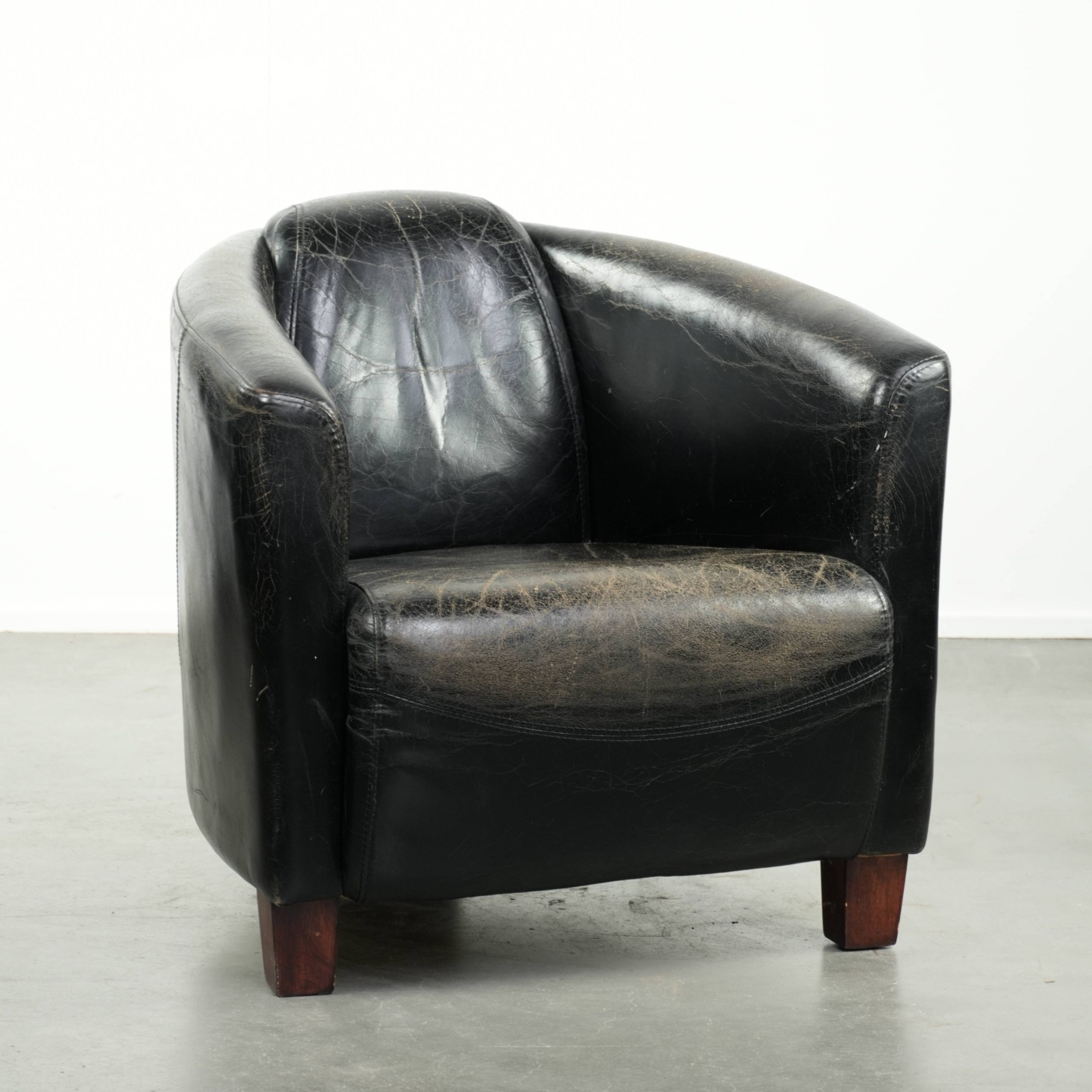 Zwarte vintage rundleren Aviator design fauteuil met een karaktervolle uitstraling