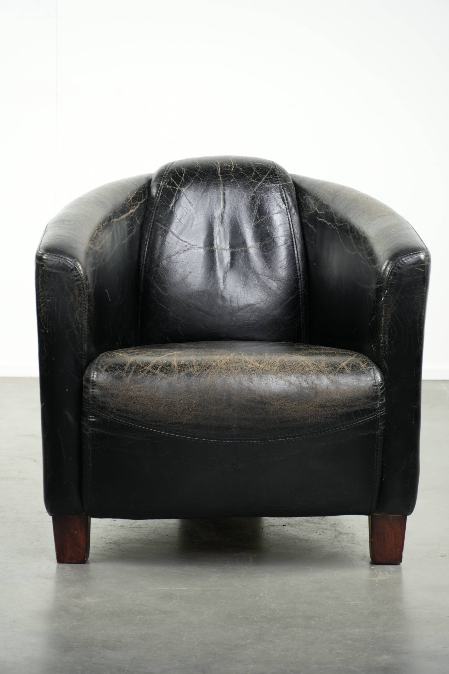 Zwarte vintage rundleren Aviator design fauteuil met een karaktervolle uitstraling - Afbeelding 2