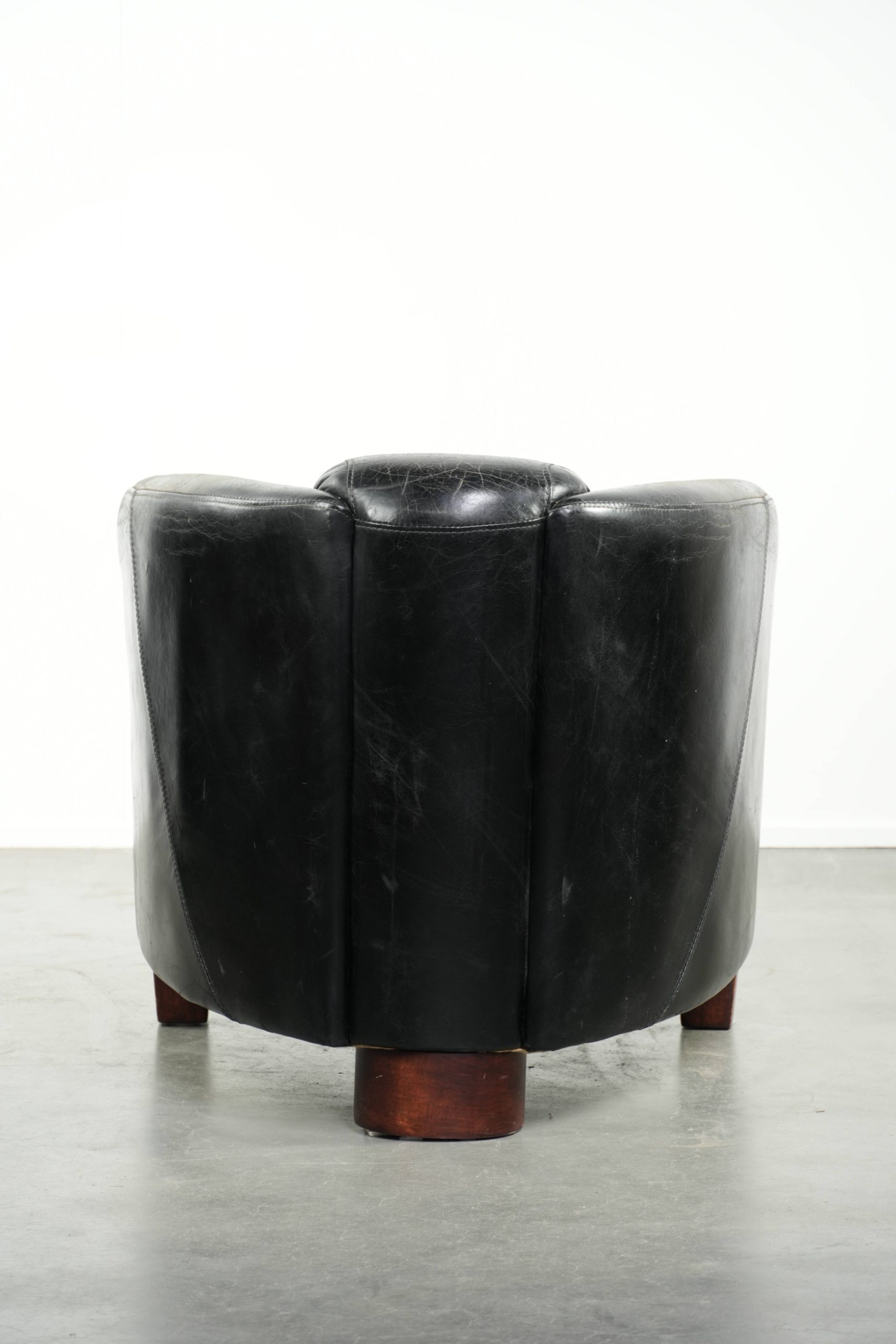 Zwarte vintage rundleren Aviator design fauteuil met een karaktervolle uitstraling - Afbeelding 4