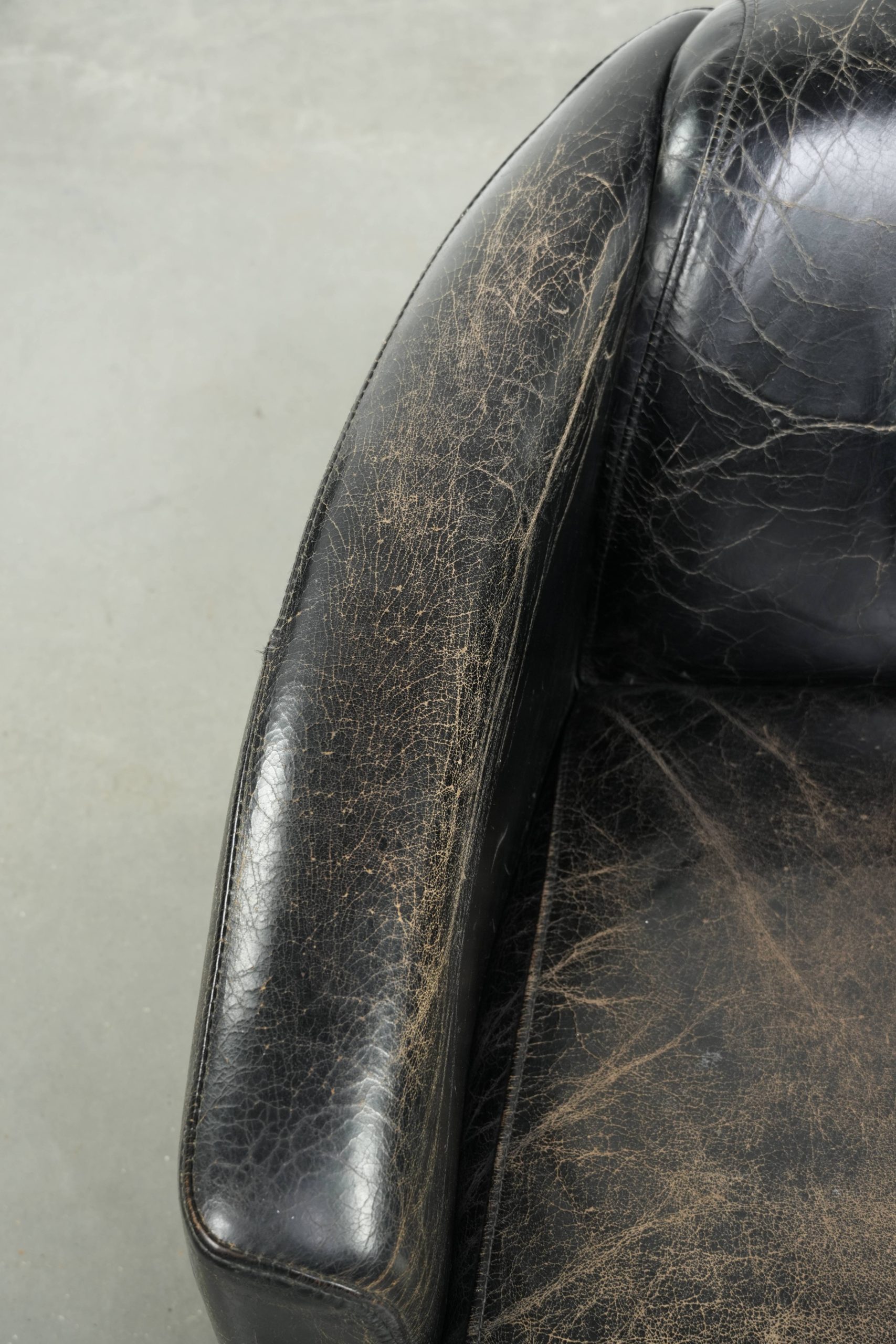 Zwarte vintage rundleren Aviator design fauteuil met een karaktervolle uitstraling - Afbeelding 7