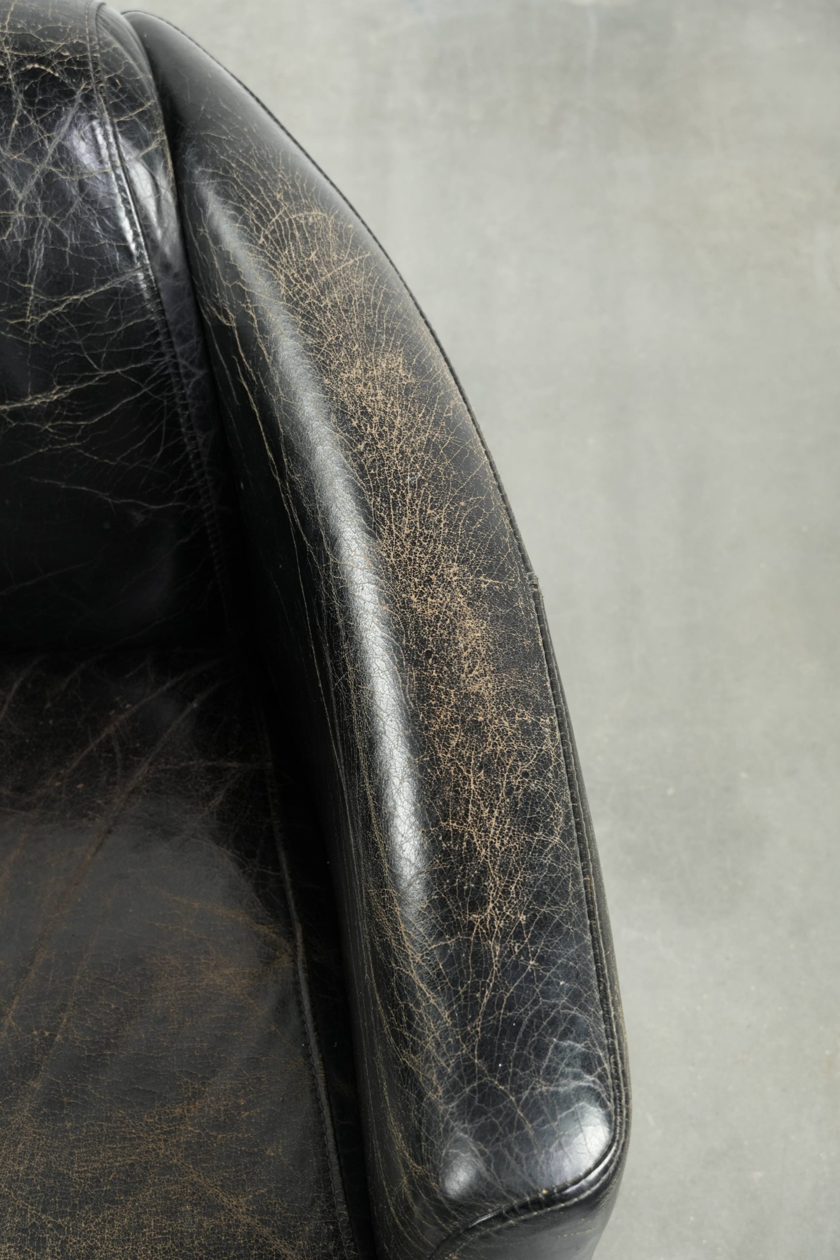 Zwarte vintage rundleren Aviator design fauteuil met een karaktervolle uitstraling - Afbeelding 8