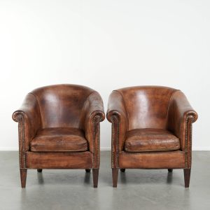 Set van 2 stoere vintage schapenleren clubfauteuils met een gave look en comfortabele zit