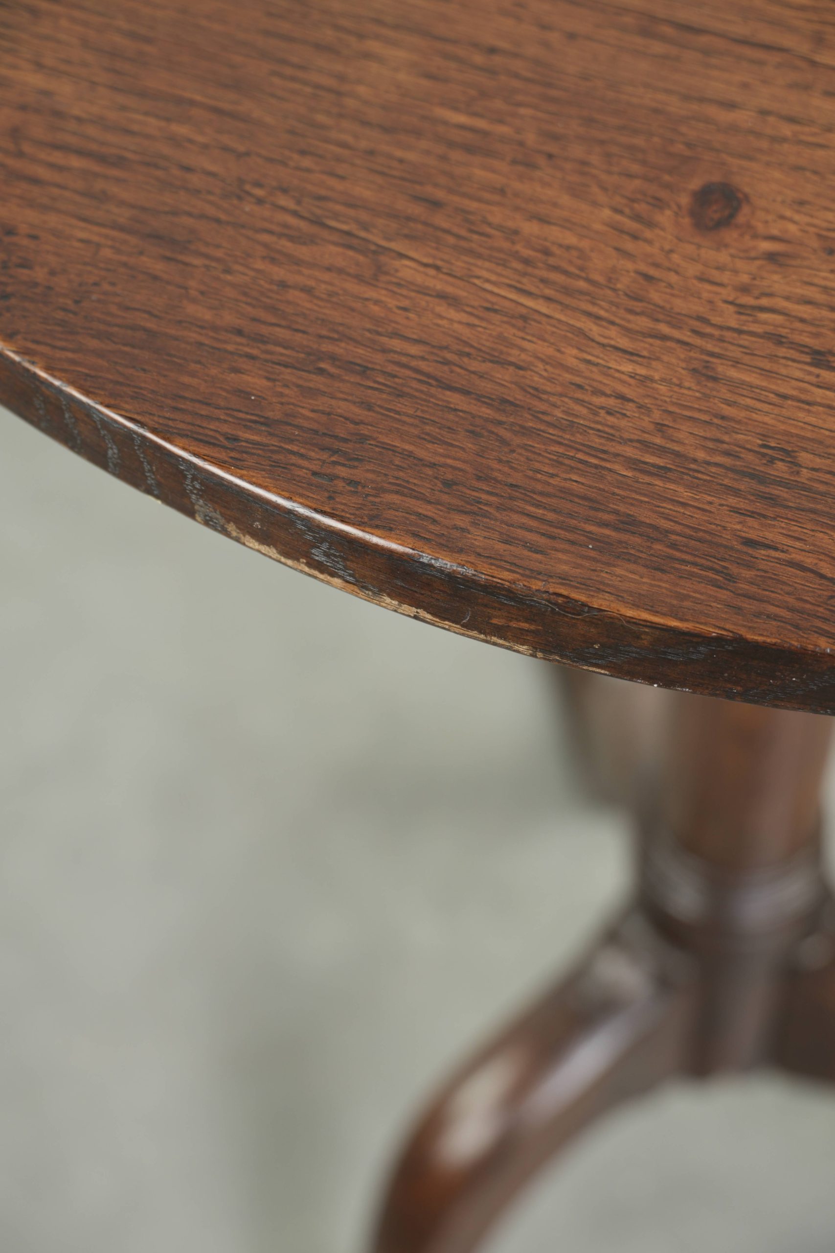 Antieke Engelse bijzettafel/ wijntafel van eikenhout uit eind 18e/ begin 19e eeuw met een luxe elegante uitstraling - Afbeelding 8