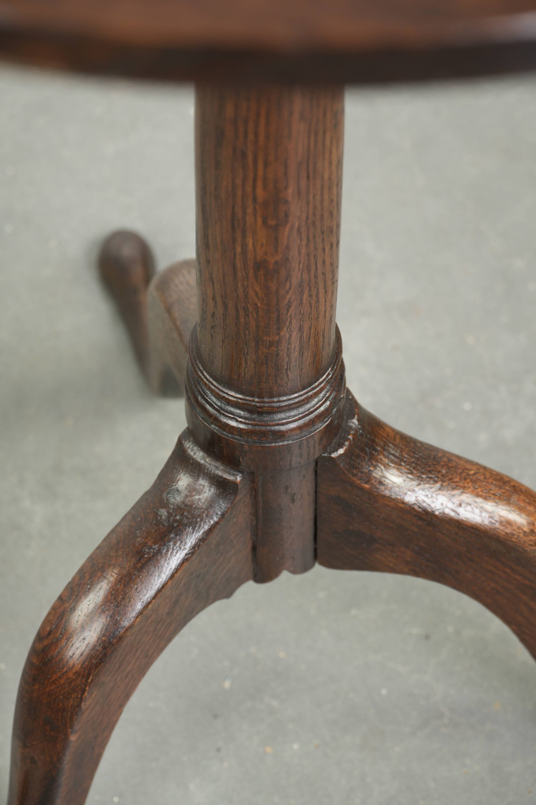 Antieke Engelse bijzettafel/ wijntafel van eikenhout uit eind 18e/ begin 19e eeuw met een luxe elegante uitstraling - Afbeelding 9