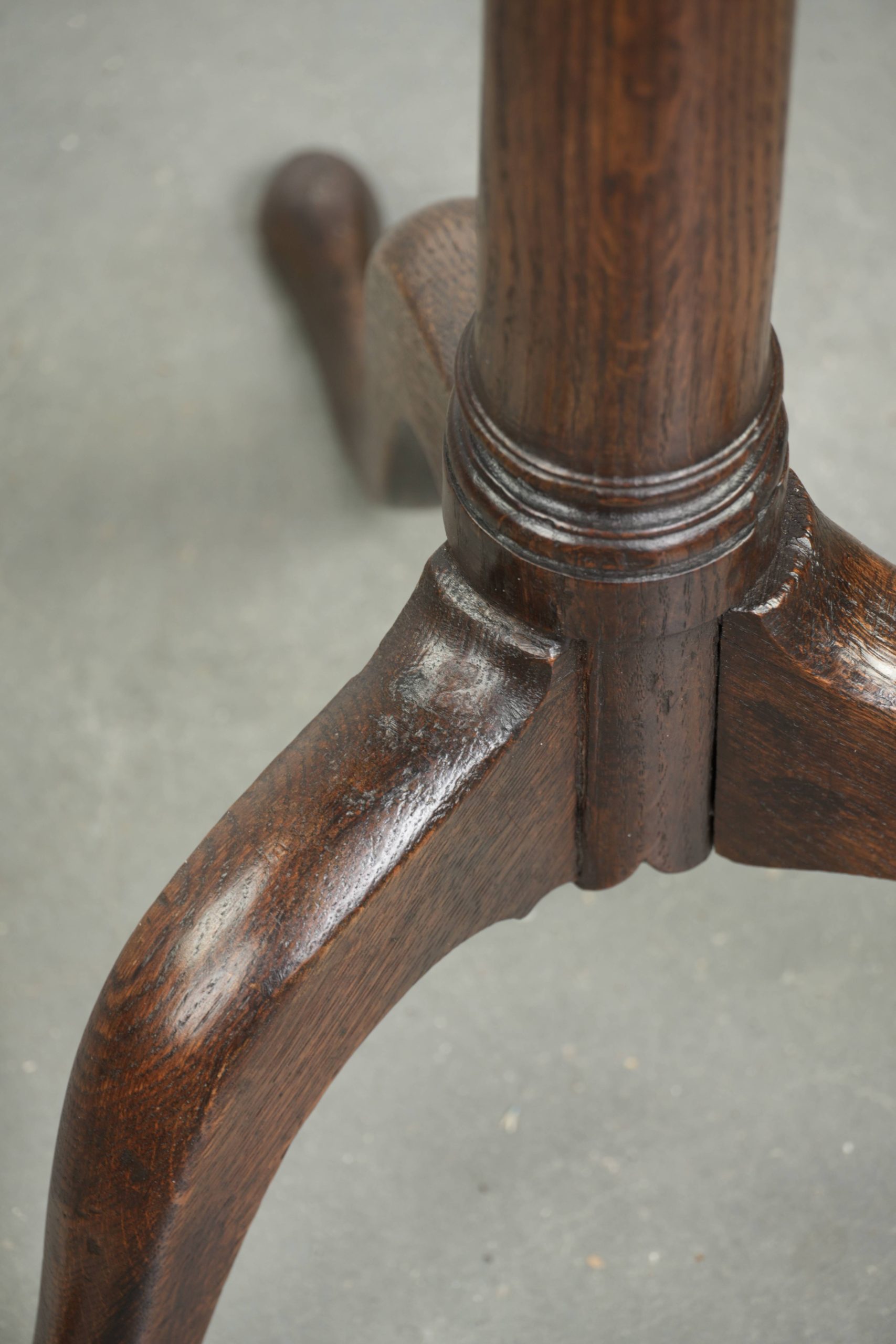 Antieke Engelse bijzettafel/ wijntafel van eikenhout uit eind 18e/ begin 19e eeuw met een luxe elegante uitstraling - Afbeelding 10