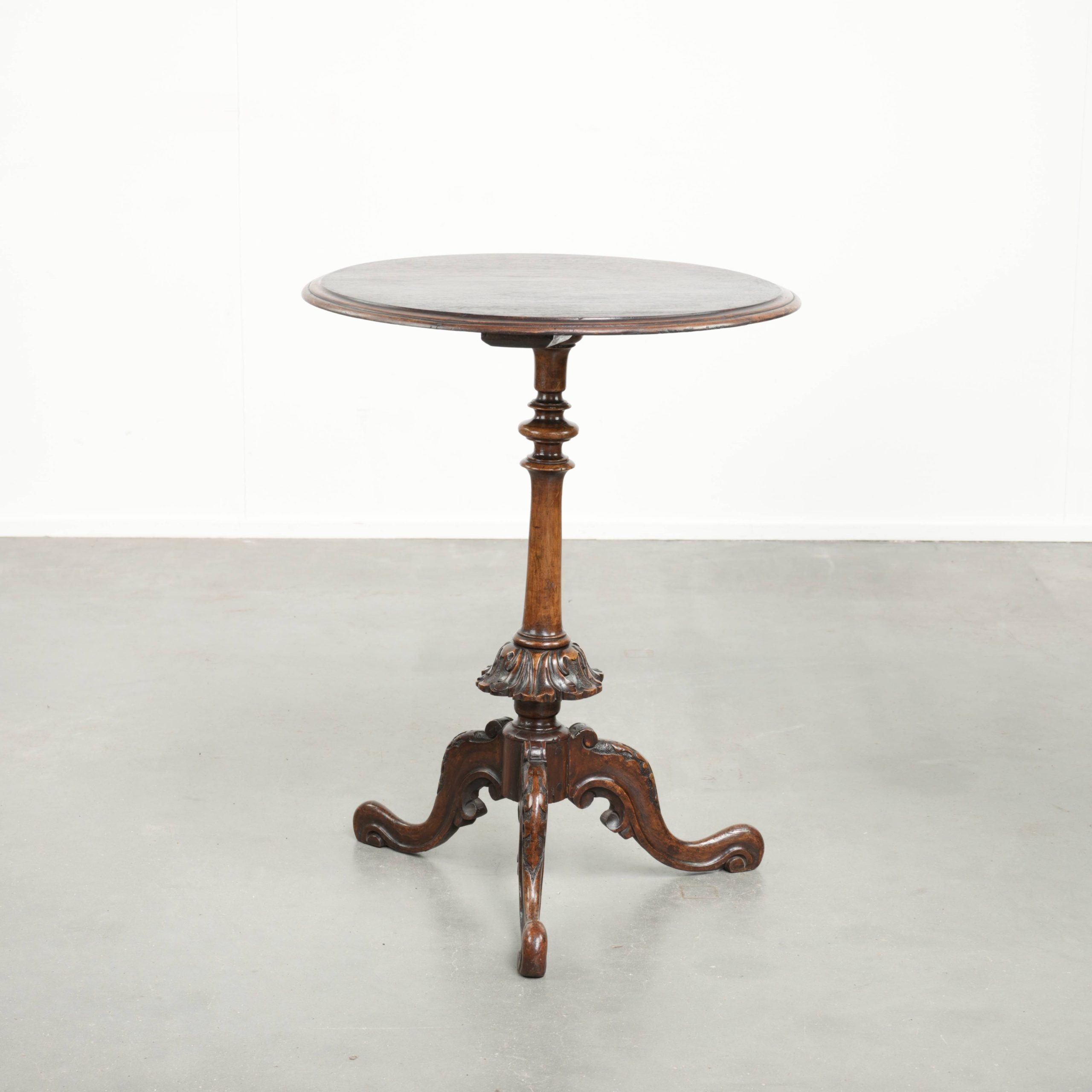 Ronde antieke elegante en charmante bijzettafel/ wijntafel met mooie kleuren en rijk snijwerk