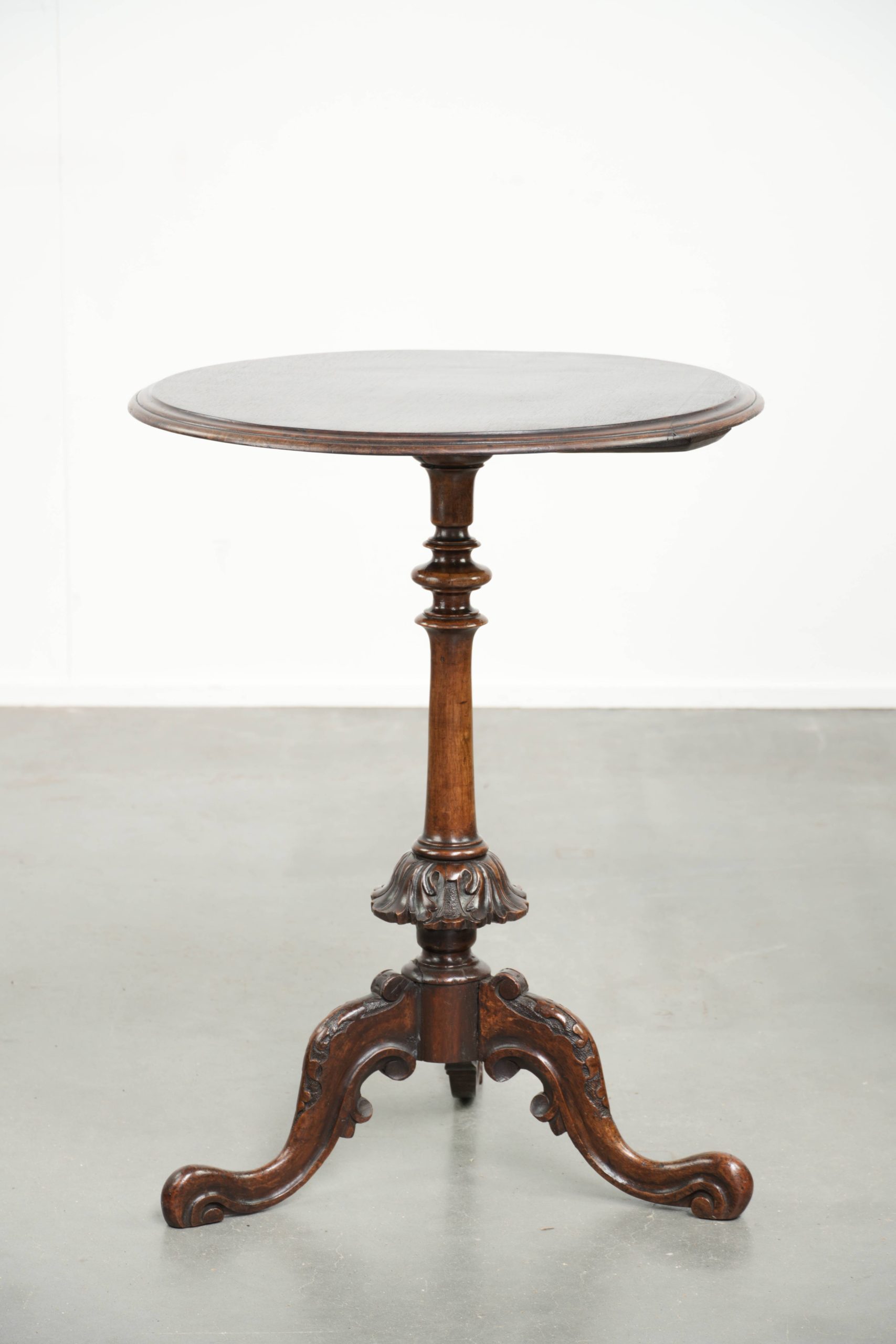 Ronde antieke elegante en charmante bijzettafel/ wijntafel met mooie kleuren en rijk snijwerk - Afbeelding 2