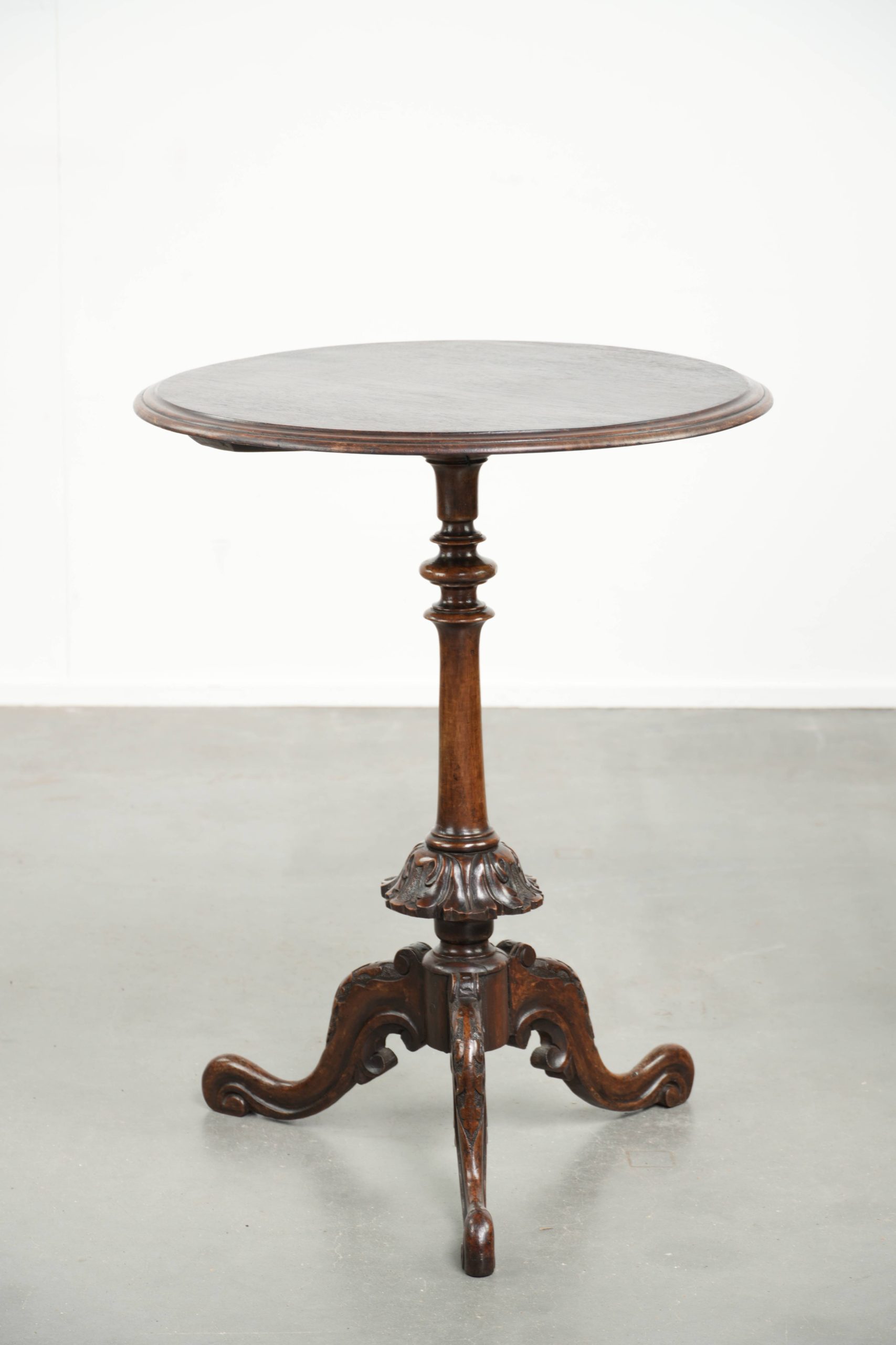 Ronde antieke elegante en charmante bijzettafel/ wijntafel met mooie kleuren en rijk snijwerk - Afbeelding 3