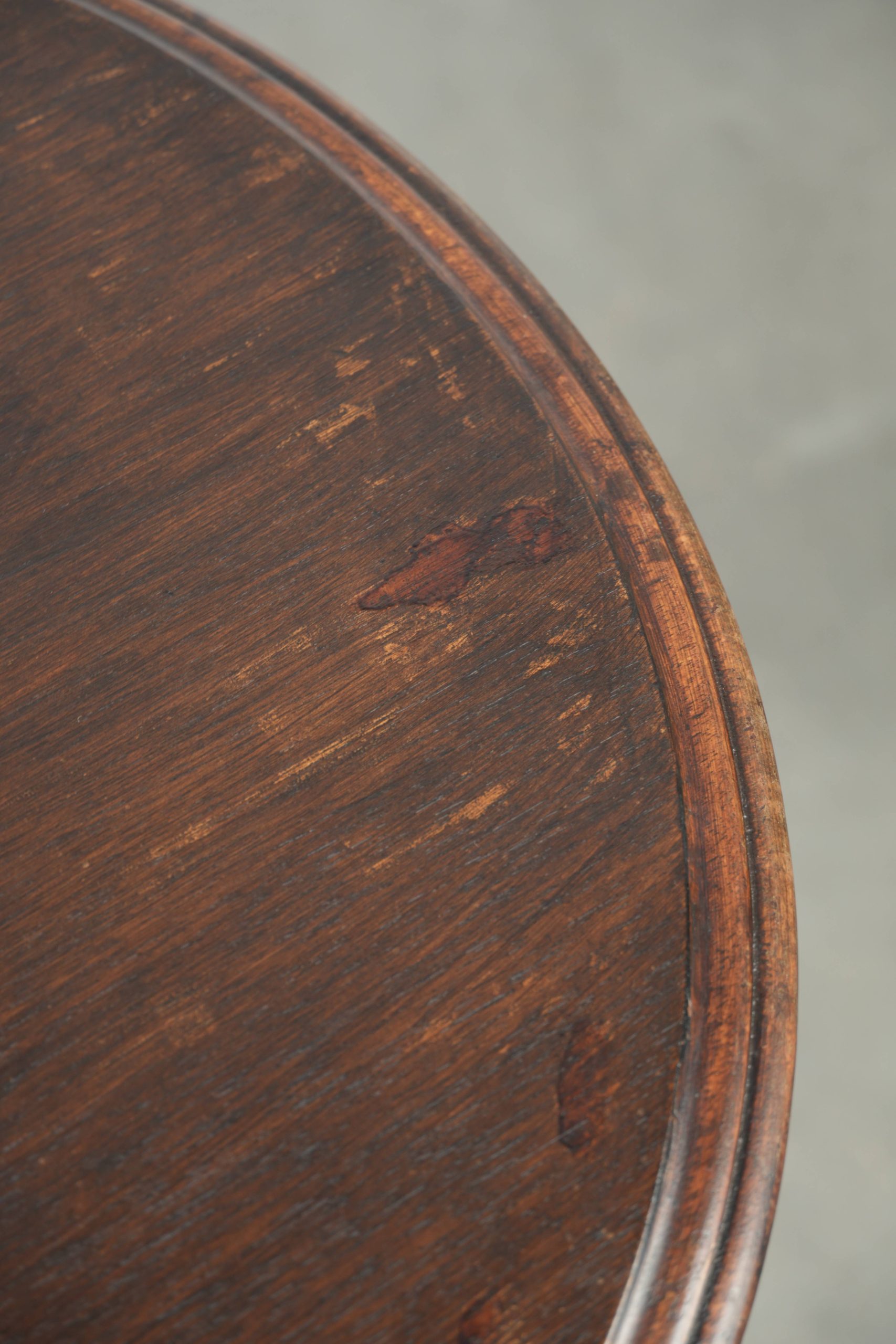 Ronde antieke elegante en charmante bijzettafel/ wijntafel met mooie kleuren en rijk snijwerk - Afbeelding 6