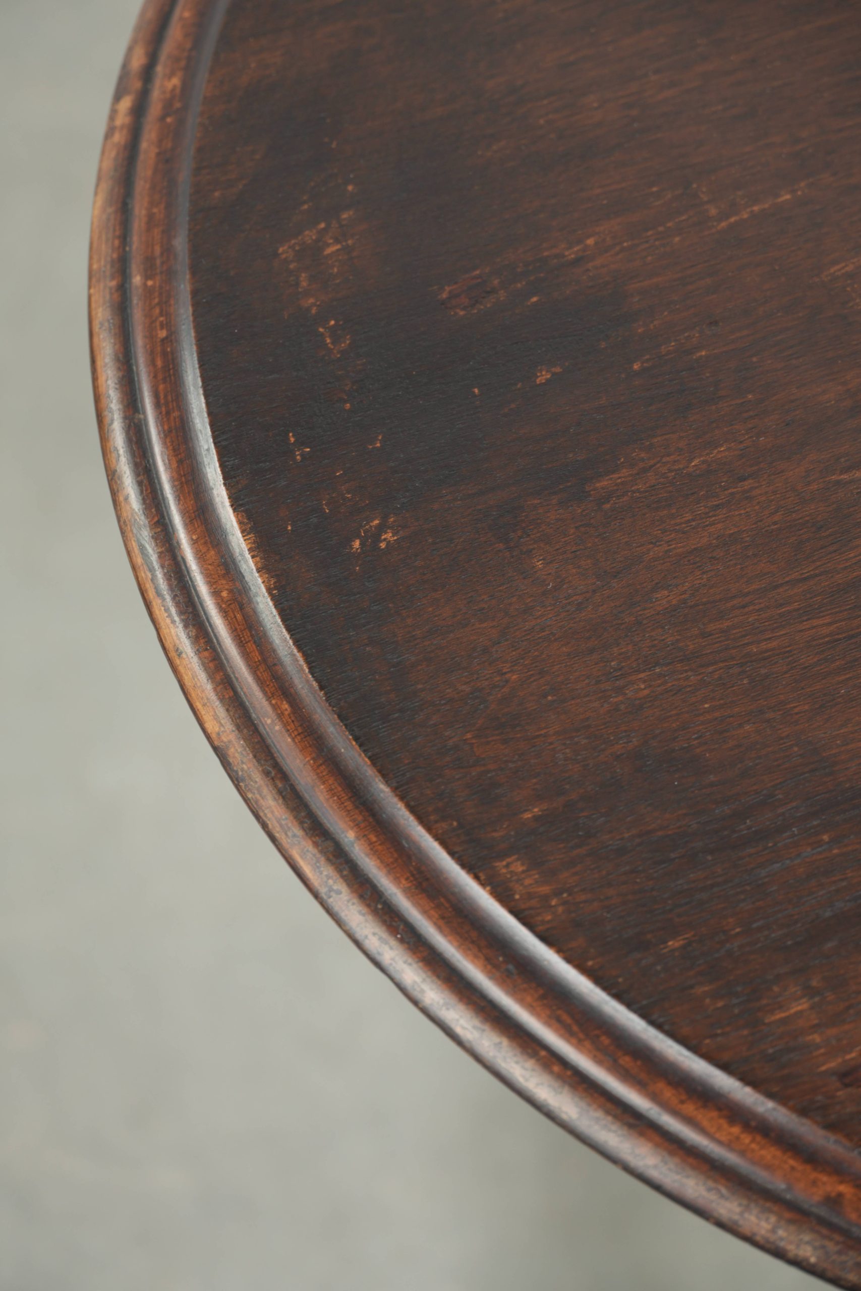 Ronde antieke elegante en charmante bijzettafel/ wijntafel met mooie kleuren en rijk snijwerk - Afbeelding 7