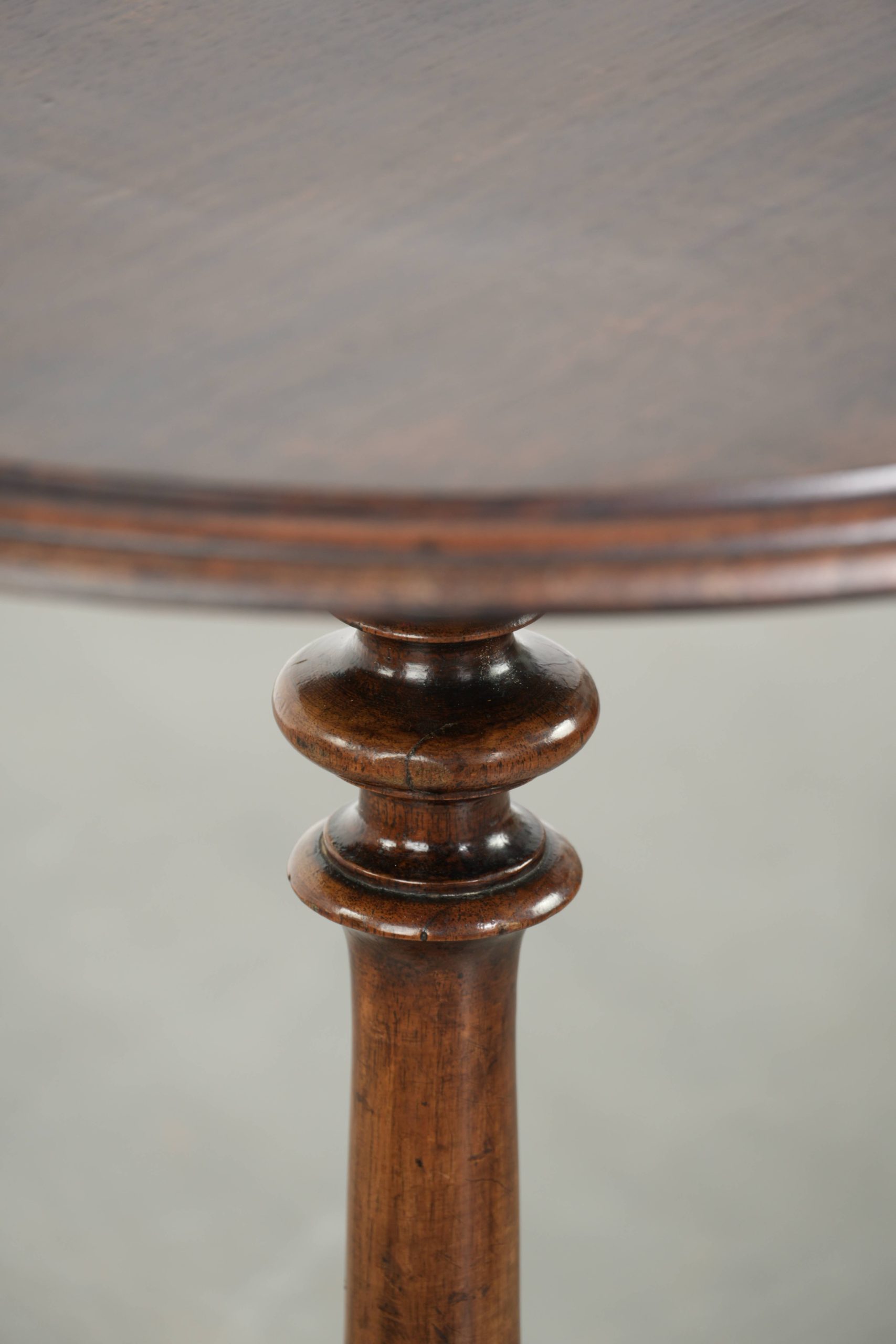 Ronde antieke elegante en charmante bijzettafel/ wijntafel met mooie kleuren en rijk snijwerk - Afbeelding 12