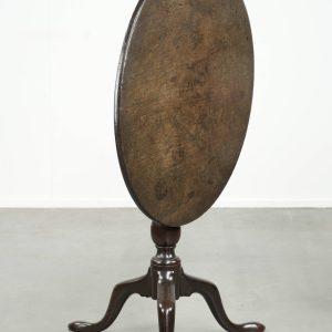 Elegante en praktische ronde antieke Engelse tilt top table uit de 18e eeuw met een luxe kleur