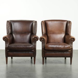 Leuke set van 2 subtiele schapenleren oorfauteuils/ armchairs in Engelse stijl met mooie kleuren