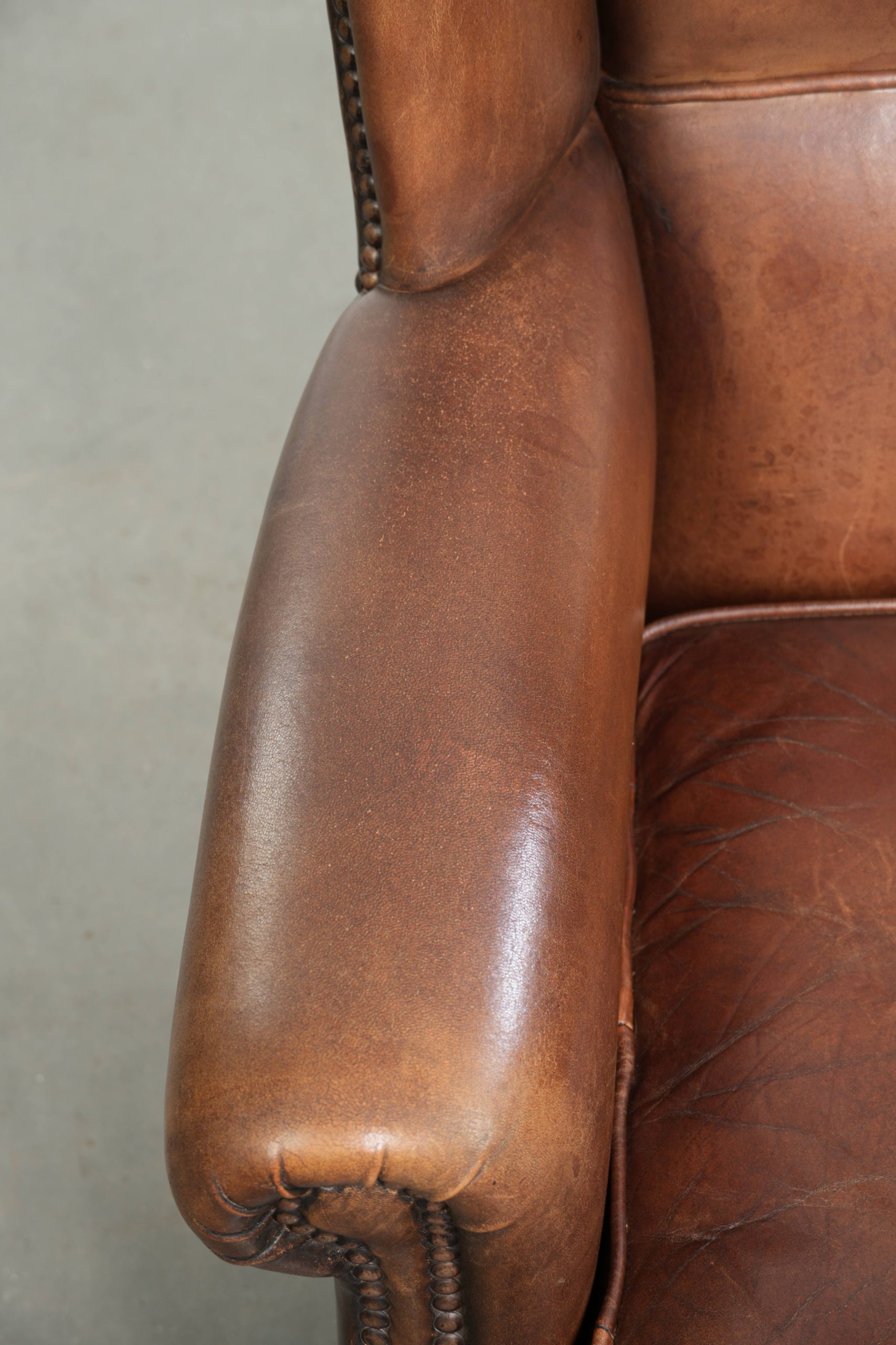 Mooie donkerbruine schapenleren oorfauteuil/ armchair met een tijdloze uitstraling in een subtiel formaat - Afbeelding 7