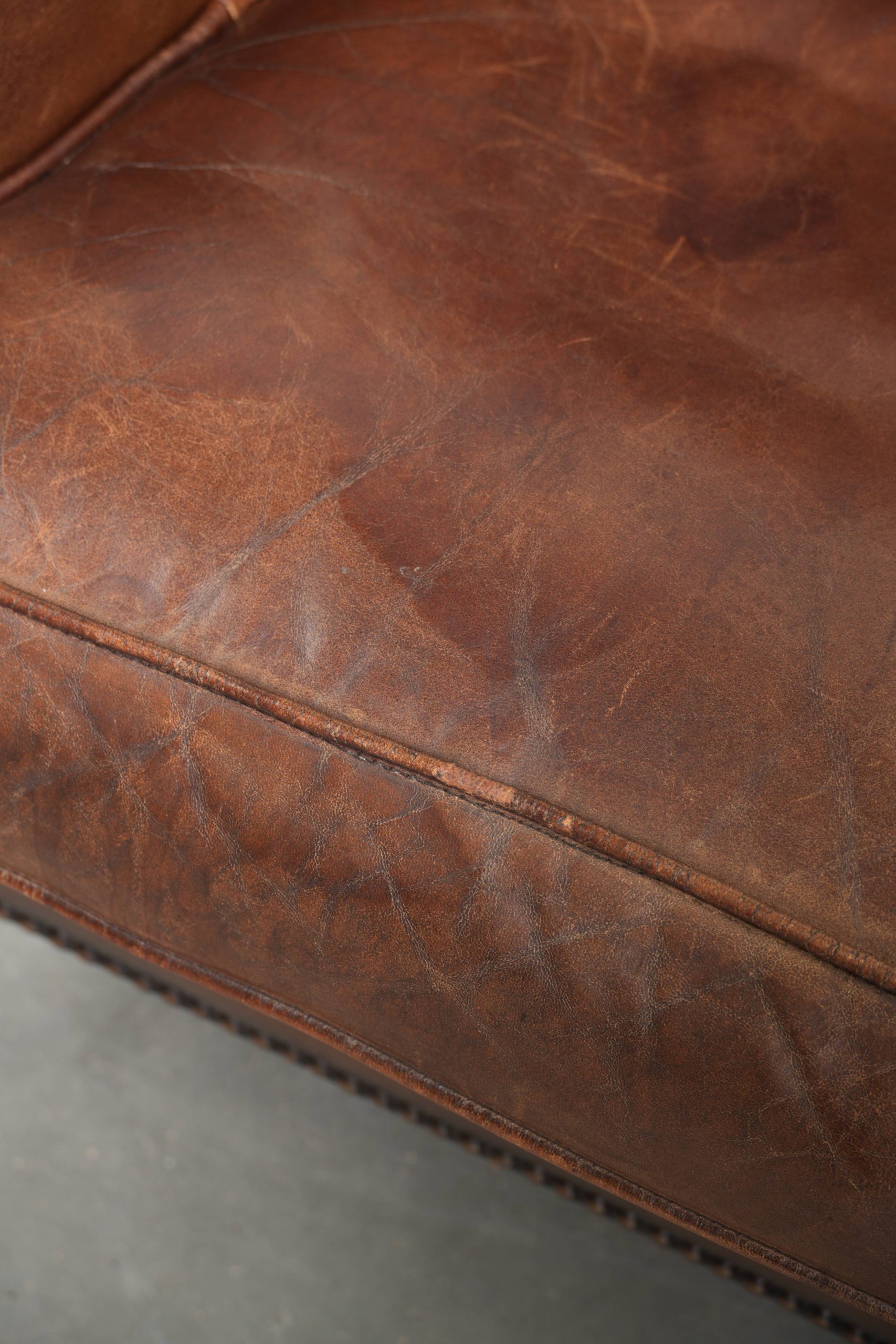 Mooie donkerbruine schapenleren oorfauteuil/ armchair met een tijdloze uitstraling in een subtiel formaat - Afbeelding 10