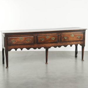 Groot Engels antiek eikenhouten dressoir/ dresser met 3 werkende lades uit begin 18e eeuw met een prachtig patina