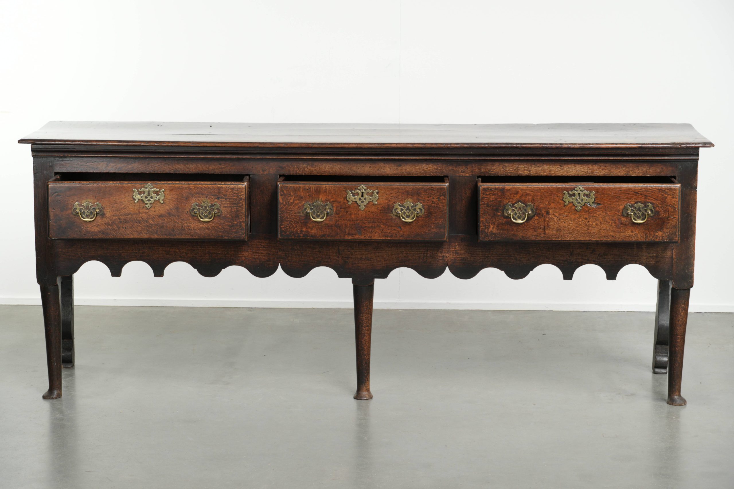 Groot Engels antiek eikenhouten dressoir/ dresser met 3 werkende lades uit begin 18e eeuw met een prachtig patina - Afbeelding 3