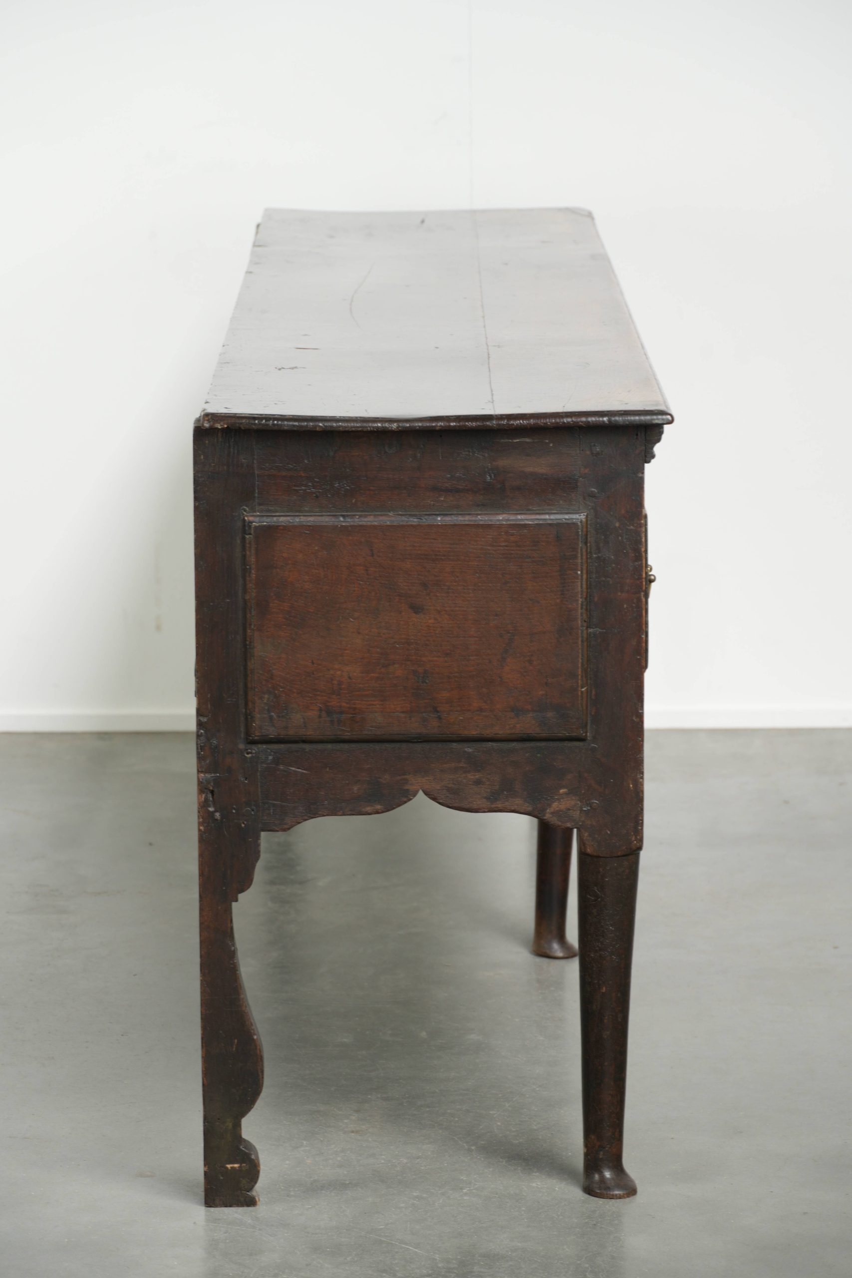 Groot Engels antiek eikenhouten dressoir/ dresser met 3 werkende lades uit begin 18e eeuw met een prachtig patina - Afbeelding 4
