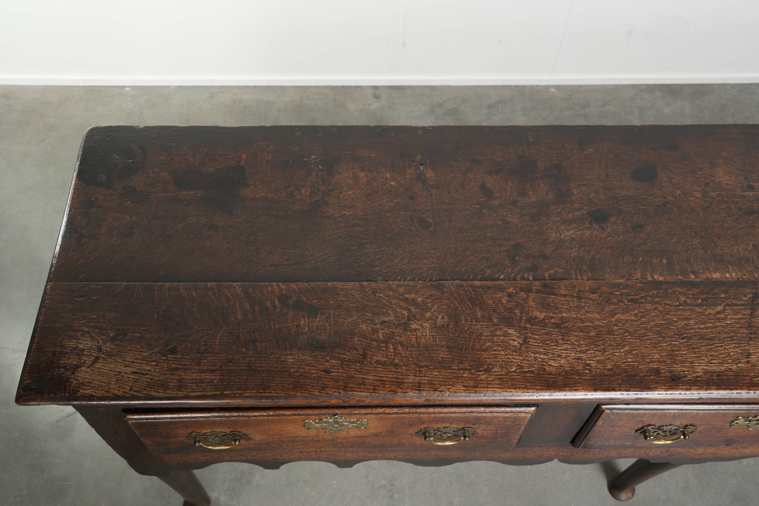 Groot Engels antiek eikenhouten dressoir/ dresser met 3 werkende lades uit begin 18e eeuw met een prachtig patina - Afbeelding 7