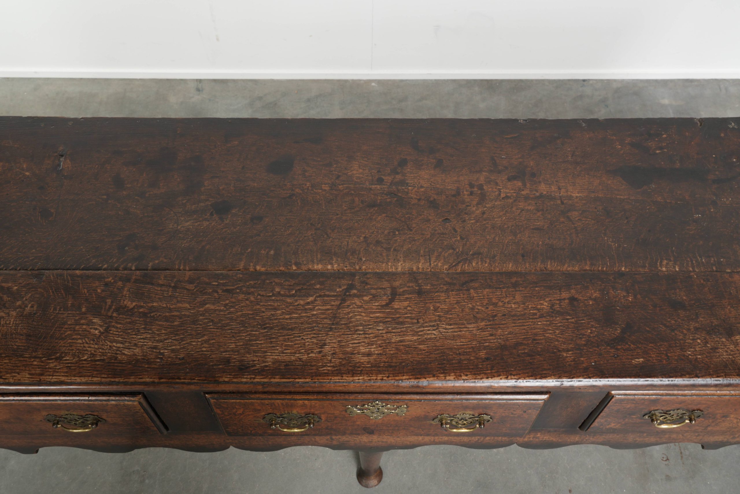 Groot Engels antiek eikenhouten dressoir/ dresser met 3 werkende lades uit begin 18e eeuw met een prachtig patina - Afbeelding 8